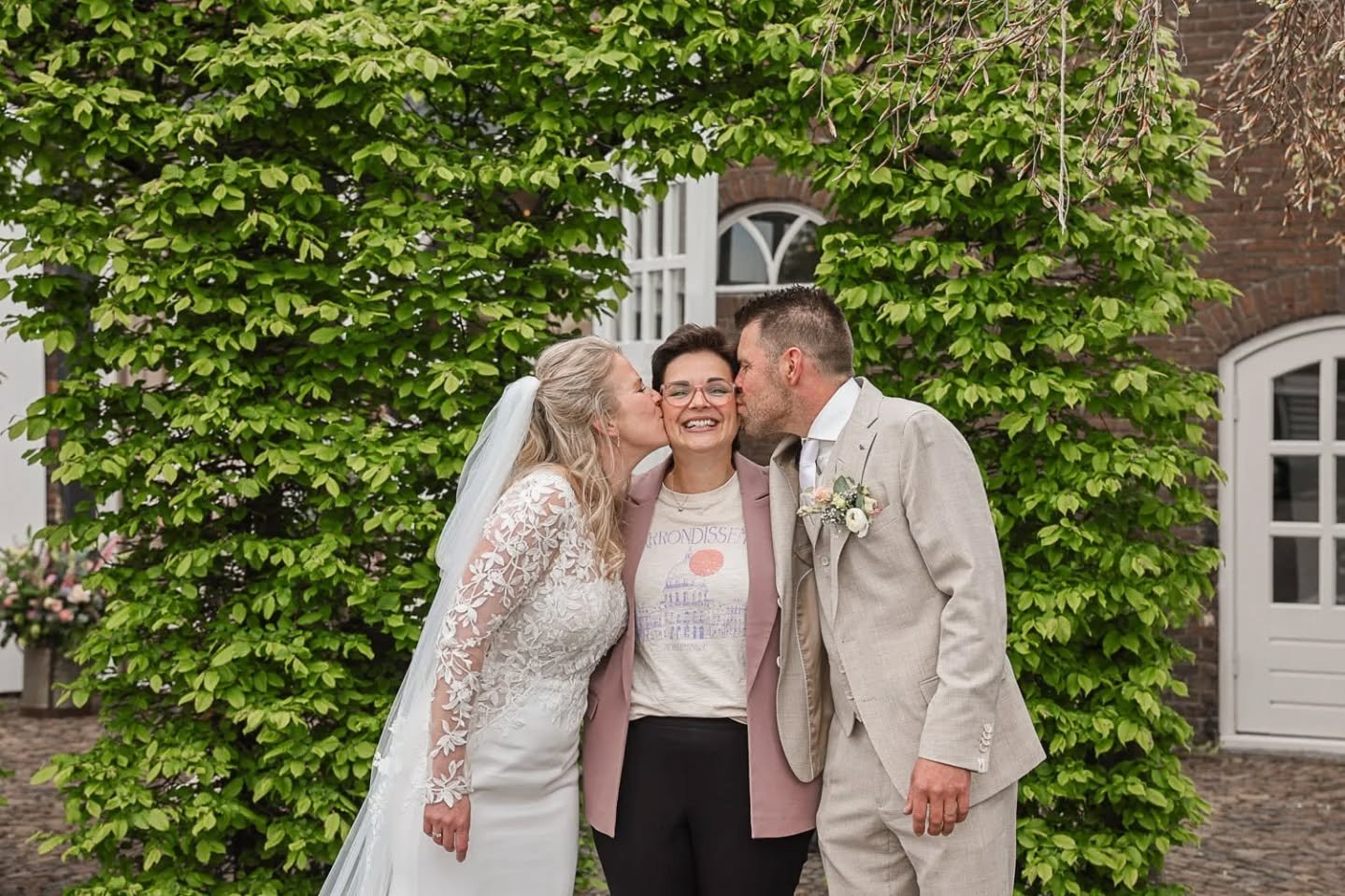 Time flies! 😅
Bijna 2 maanden geleden mocht ik deze twee leukerds trouwen op @deveenderhoeve
Wat hadden we een lol tijdens onze voorgesprekken. 
En na afloop ontving ik deze lieve woorden. 🙏🏻

''Mari&euml;lle is een betrokken babs die enorm veel t