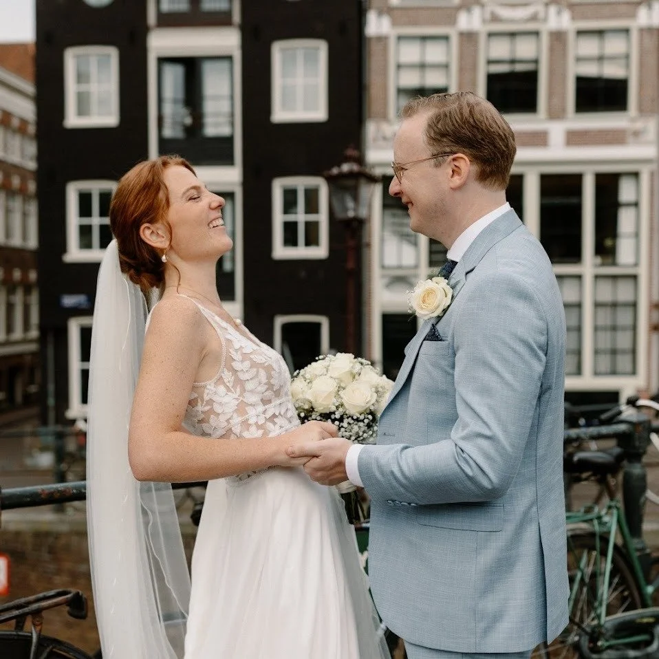 Online en op socials ben ik de stille, bescheiden babs op de achtergrond. Tijdens de ceremonie maak ik er altijd een feestje van en neem ik iedereen mee in jullie verhaal. 🔥
Daarom ga ik meer ervaringen delen van 'mijn' bruidsparen zodat jullie een