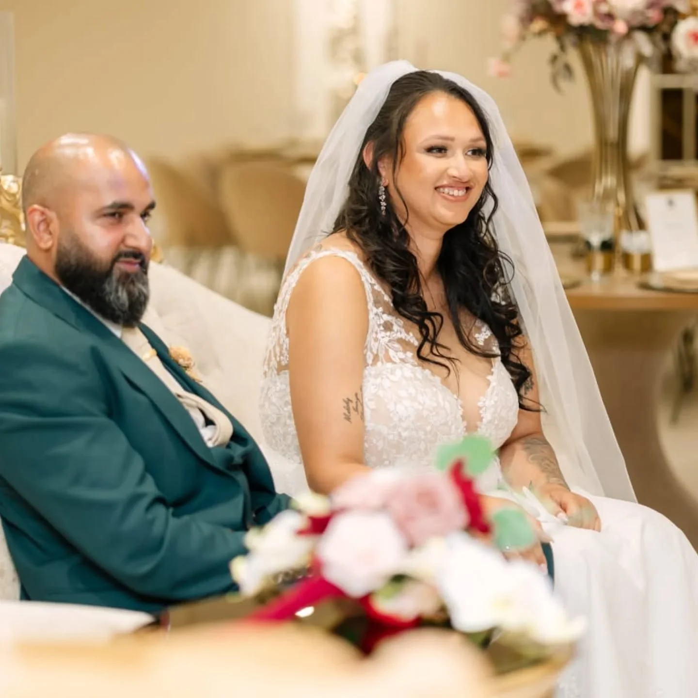 Afgelopen juli mocht ik de lieve Tara & Rakesh trouwen bij Het Paleis  in Schiedam. Die dag was ik officieel trouwambtenaar van de gemeente Schiedam. Een collega trouwambtenaar uit die gemeente kwam de akte brengen en alles was weer top geregeld.