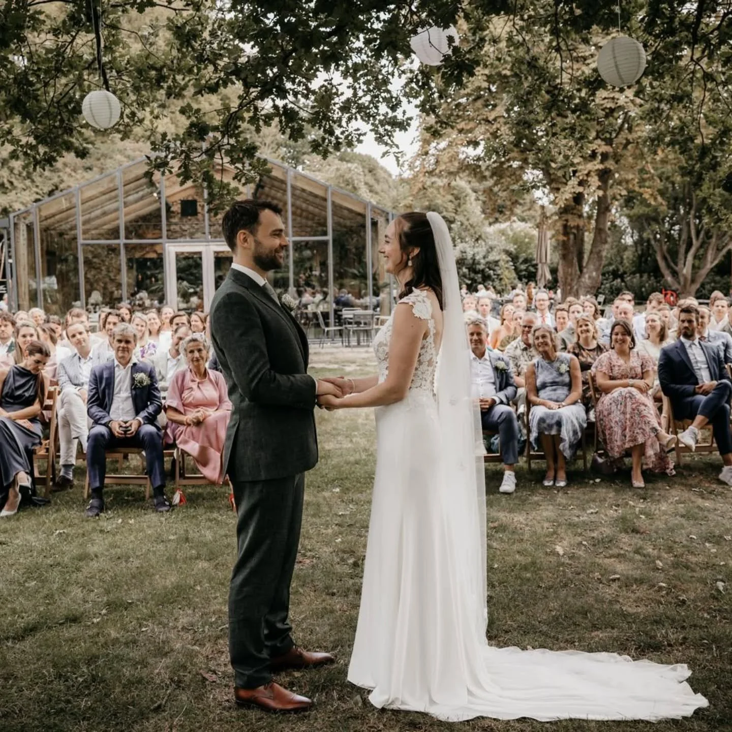 H&eacute;t moment waarop jullie JA zeggen tegen elkaar, tegen de liefde en tegen een toekomst samen. 💍

Tijdens de ceremonie ben ik gek op spontane momenten. Ik kijk, luister, voel aan, speel in op wat er gebeurt en wie er reageert op wat ik zeg. Zo