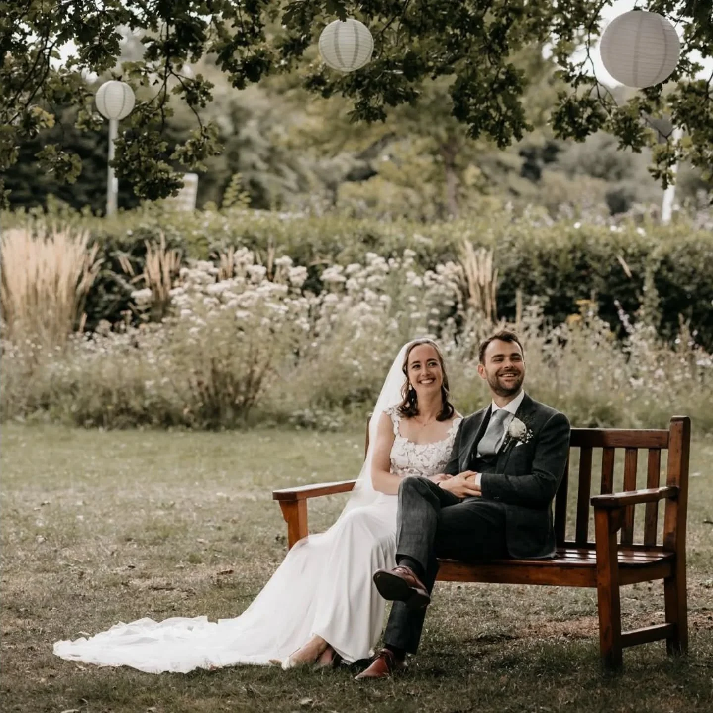 Deze plek onder een prachtige grote oude boom midden in het groen is betoverend. 🌿
Samen genieten van dit moment op de dag die om hun liefde draait, niets meer en niets minder. 💜
Ze stralen en nemen alles in zich op.
En als ik zie dat ze dit doen i