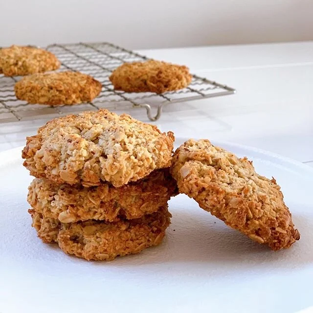 A healthier, wholefoods, twist on the classic ANZAC biscuit! Personally I prefer this recipe to the original, but would recommend making a double batch as these disappeared QUICK.

Ingredients:
1 cup wholegrain oats
2/3 cup desiccated coconut
1/2 cup almond meal
3 tbs coconut oil
1/3 cup maple syrup or sweetener of choice
1 tsp vanila bean
1 tbs water
1 tsp baking powder
1/4 tsp salt

Mix all of the dry ingredients into a bowl and mix well. In a seperate bowl, melt the coconut oil, and add the remaining wet ingredients to it. Mix the wet mixture in with the dry mixture and mix well! Spoon out heaped tablespoons of mixture, roll into balls, and then press into biscuit shapes on a baking tray. Bake at 180 degrees, fan bake, for 16 minutes, until golden brown and they spring back when lightly touched. Makes roughly 10 cookies. Enjoy! 🍪🍯