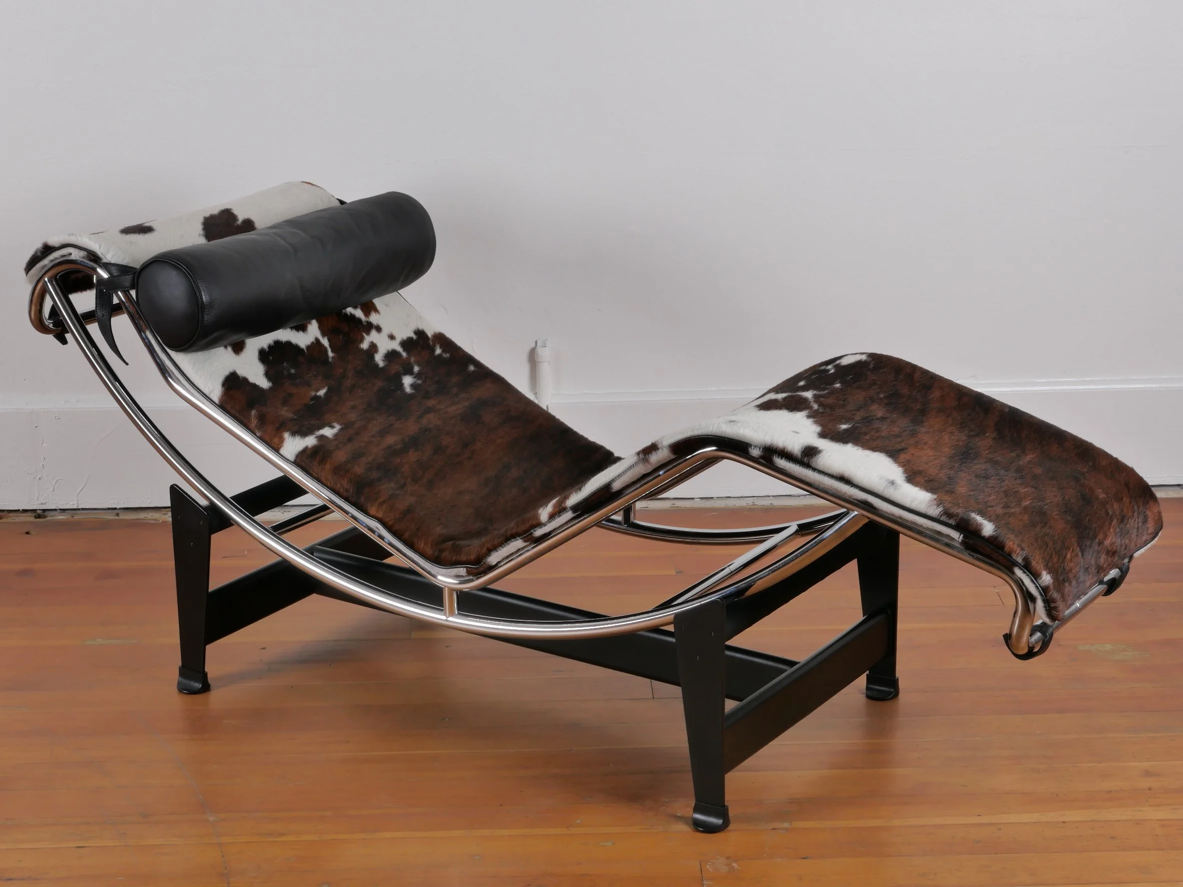 LC4 Chaise Longue — Midnight Sunlight
