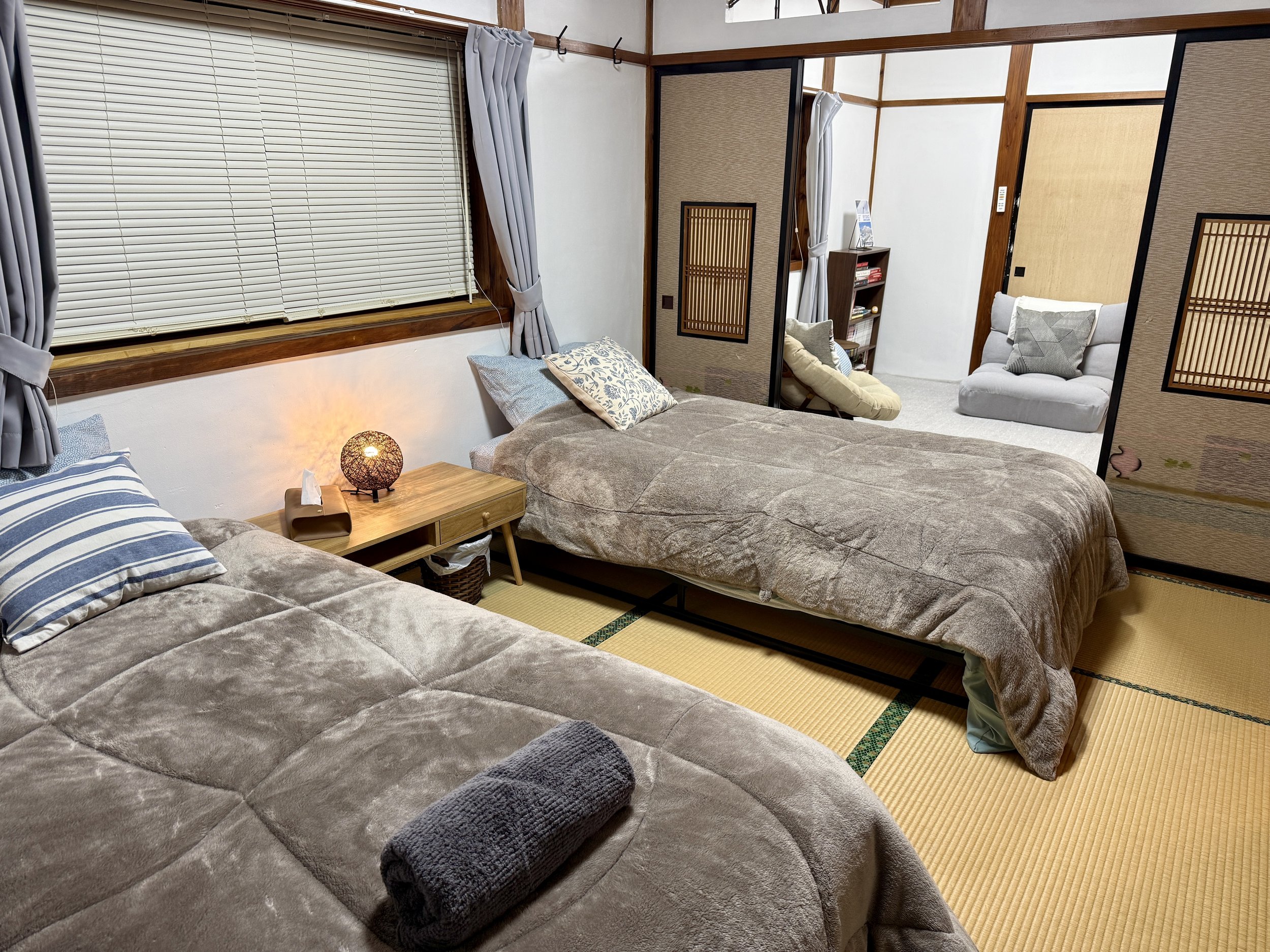 Upstairs bedroom with 2 single beds