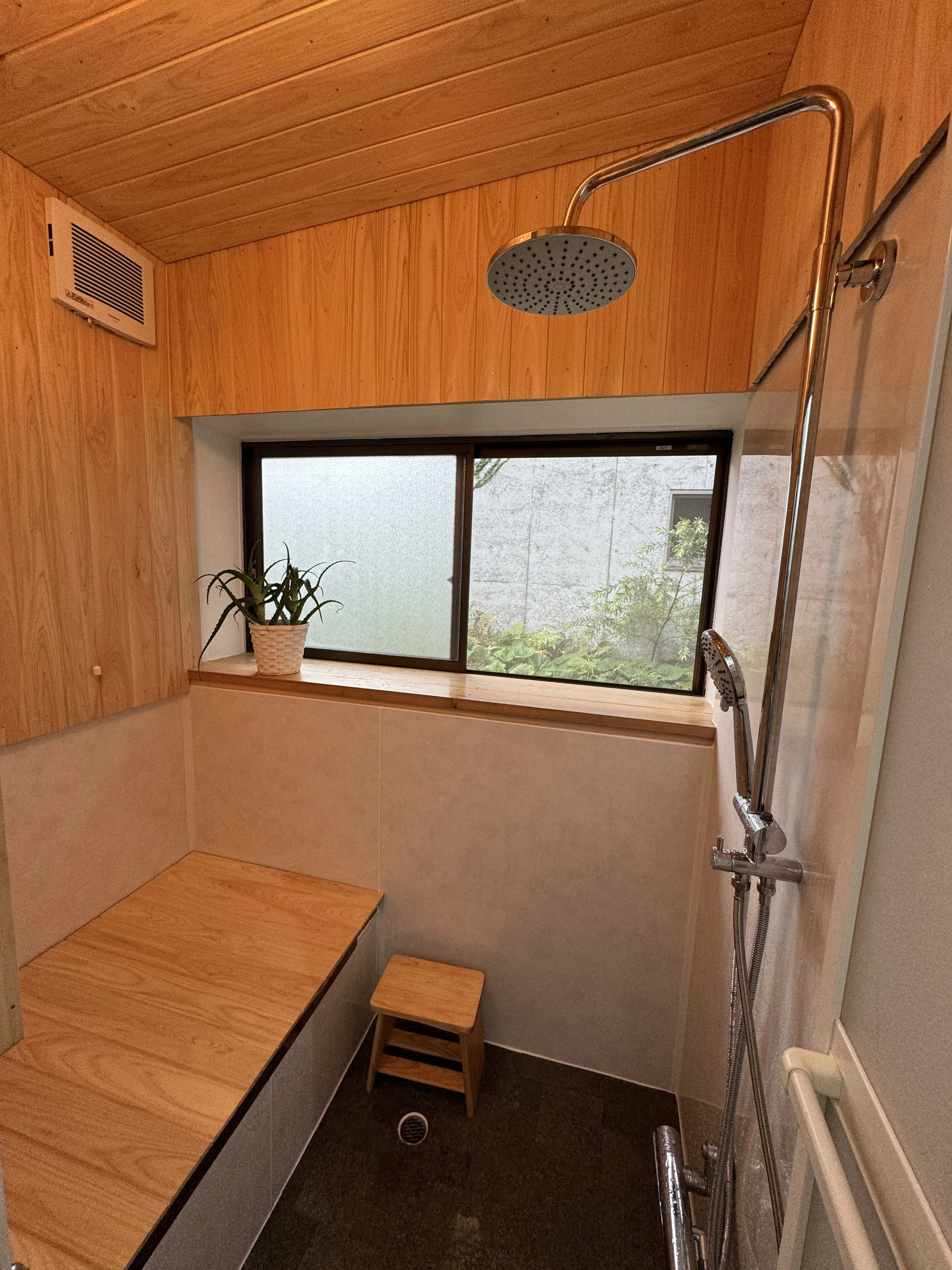 Hinoki wood shower room