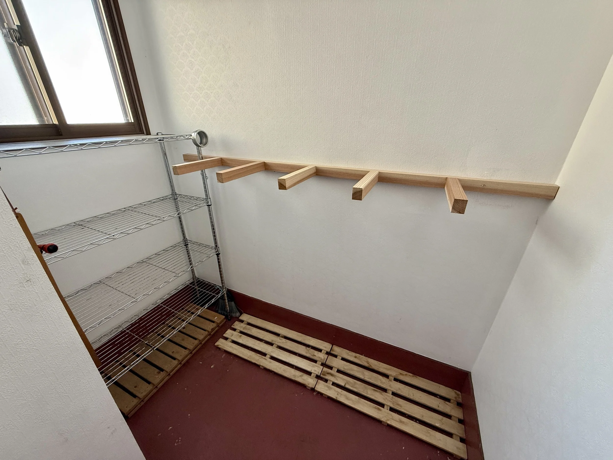 Ski rack dry room