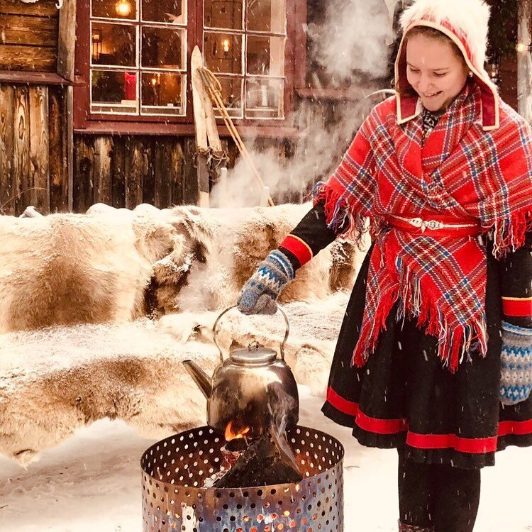 A taste of warm homemade berry juice with a winter-Christmassy touch of spices 
Served around the fire 🔥 

📷 @tinastafren 

#huuvahideaway #winterdrink #welcomedrink #drinkablecountry #visitsweden #heartoflapland #swedishlapland #tinastafr&eacute;n