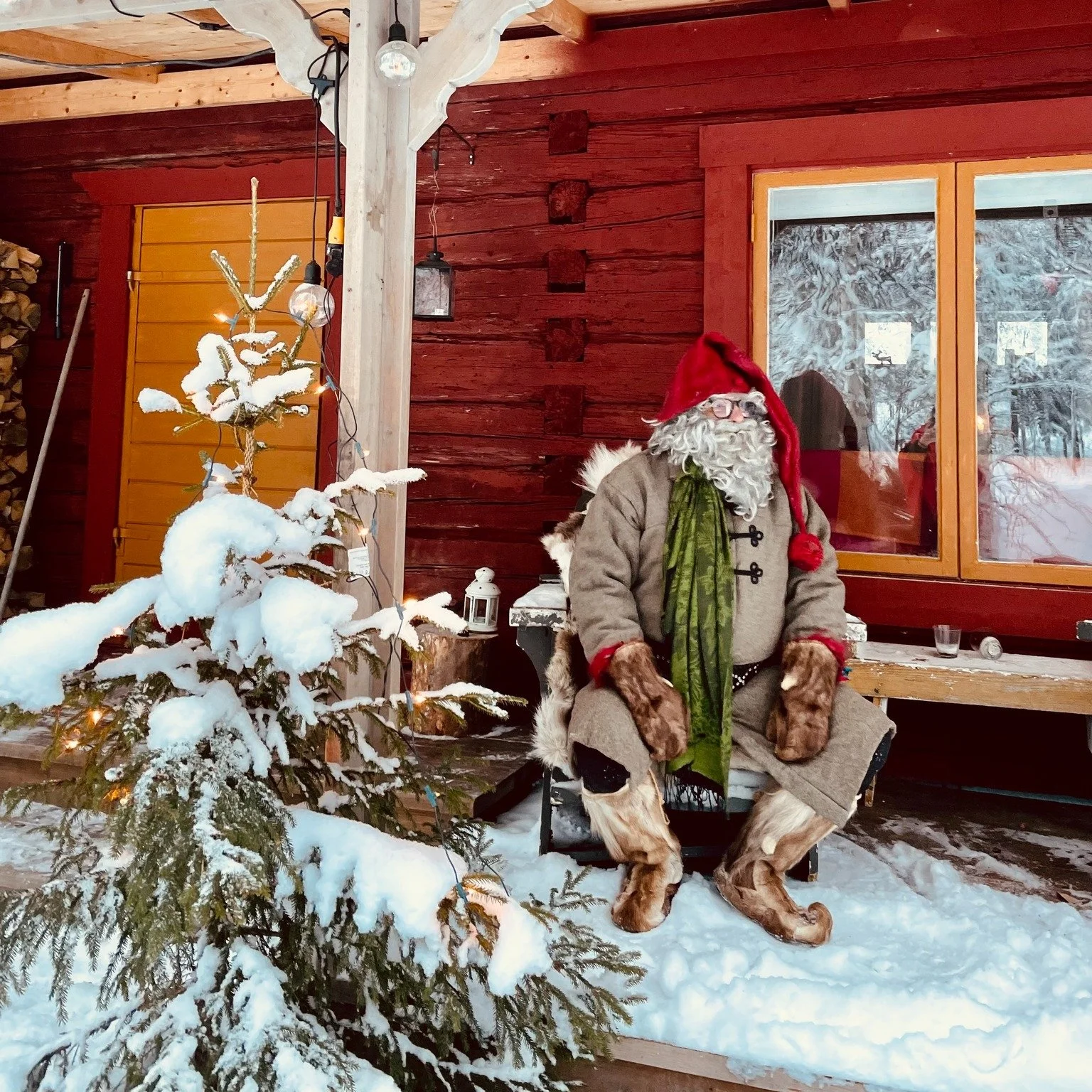 Guess who&rsquo;s already dreaming of Christmas? That&rsquo;s right &ndash; S&aacute;pmi Santa! 🎅❄️

And not only is he excited for the holidays, he can&rsquo;t wait to meet all of our wonderful guests again. The snow has finally started to fall, ma