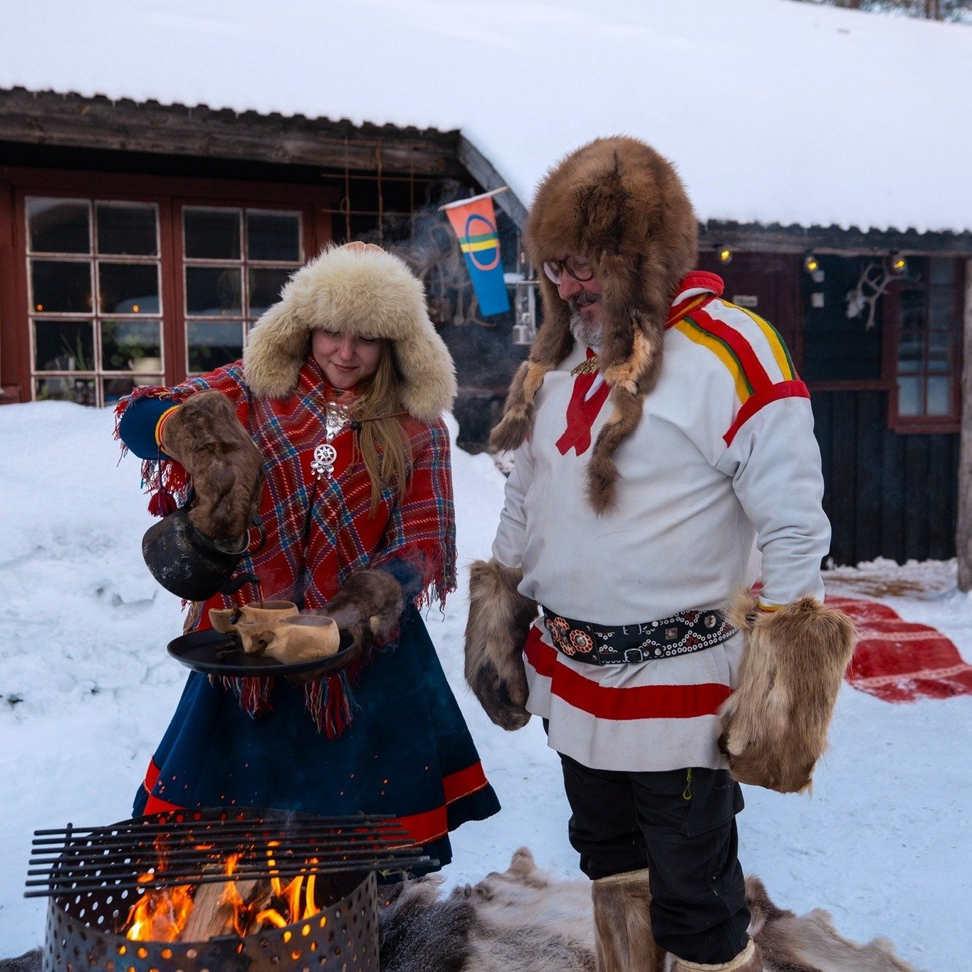 Warm fire, soft snow and local Arctic flavors&hellip; 😊❄️🔥

We begin outdoors - with a warm drink in your hands, the crackle of the fire, and the chance to try kicksledding or snowshoeing in the quiet winter landscape. When it&rsquo;s time, we head