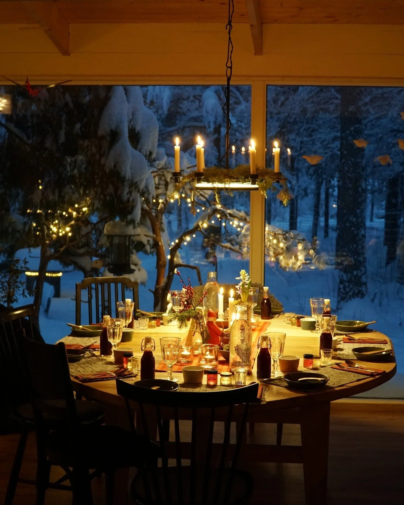 The table is set. Candles are lit. Outside, the Arctic landscape rests in silence 🍽️🕯️❄️

Inside the Huuva Guestaurant, we gather a small group for an evening shaped by food, stories and tradition. This intimate, home-style dinner invites you into 