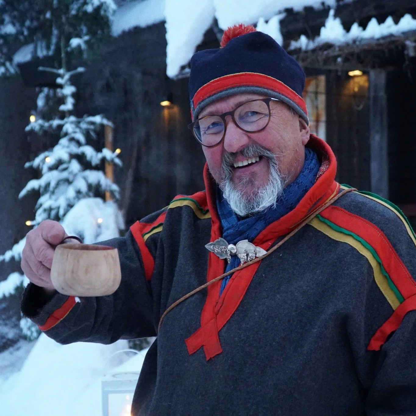 Winter season is finally here, our guests have arrived, the fire is burning, and everything feels&hellip; just right again! 😍❄️

We often begin outdoors, gathered around the fire with a warm drink in our hands. Breath visible in the cold air, snow s