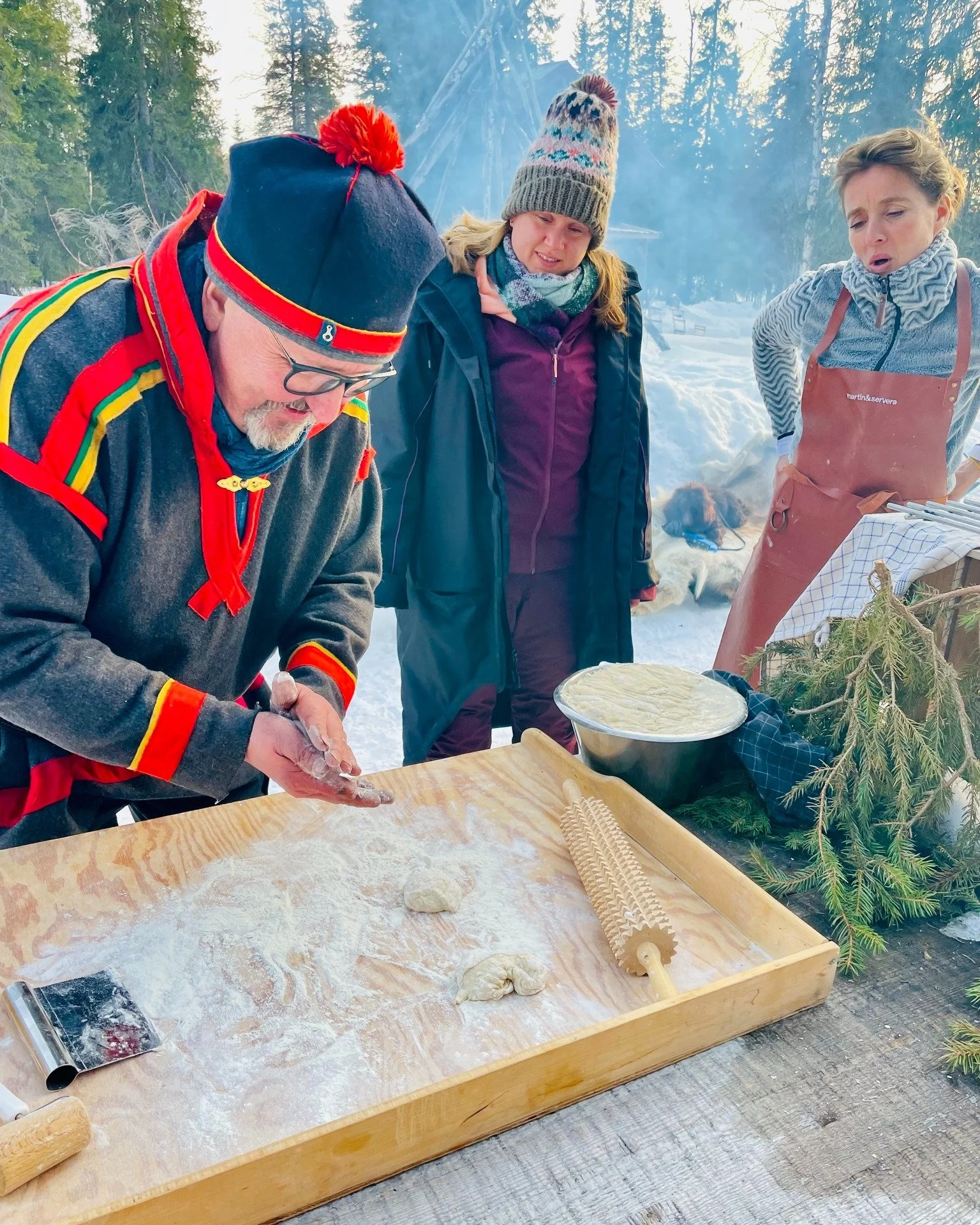 There&rsquo;s a special kind of magic in the smell of freshly baked G&aacute;hkku drifting through the cold Arctic air 😋🔥❄️

G&aacute;hkku means simply &ldquo;bread&rdquo; in North S&aacute;mi - yet it carries centuries of tradition. Baked over ope
