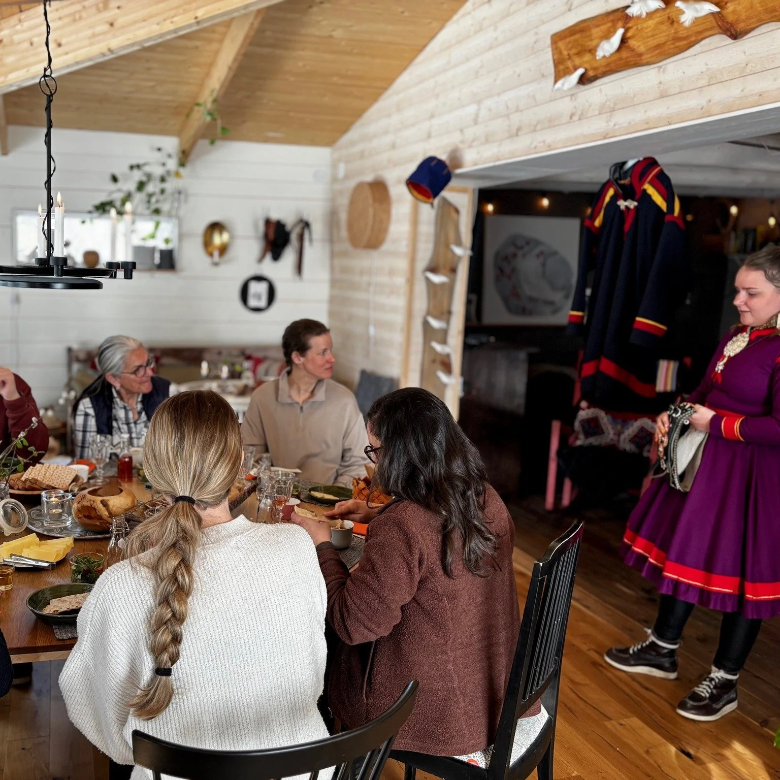 Taste &amp; Tales 🍽️🔥🌿

Most guests arrive knowing very little about S&aacute;mi culture. Three hours later, they see the North differently.

Around our table, nothing is staged.
We share family stories 💚
Handmade Duodji 🪶
Food prepared the trad
