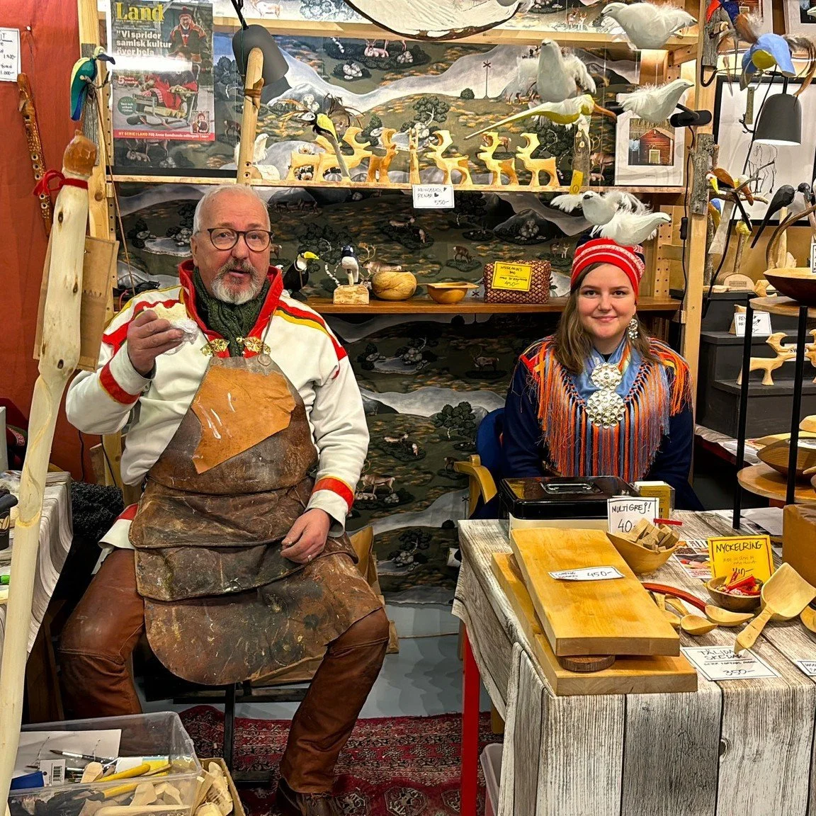 Duodji is the S&aacute;mi word for traditional handicraft 👉🧵🪶

In North S&aacute;mi: Duodji
South S&aacute;mi: V&aelig;tnoe (duedtie)
Lule S&aacute;mi: Duodje
Pite S&aacute;mi: Duojje
Ume S&aacute;mi: Du&ouml;jjie

It&rsquo;s often translated as &