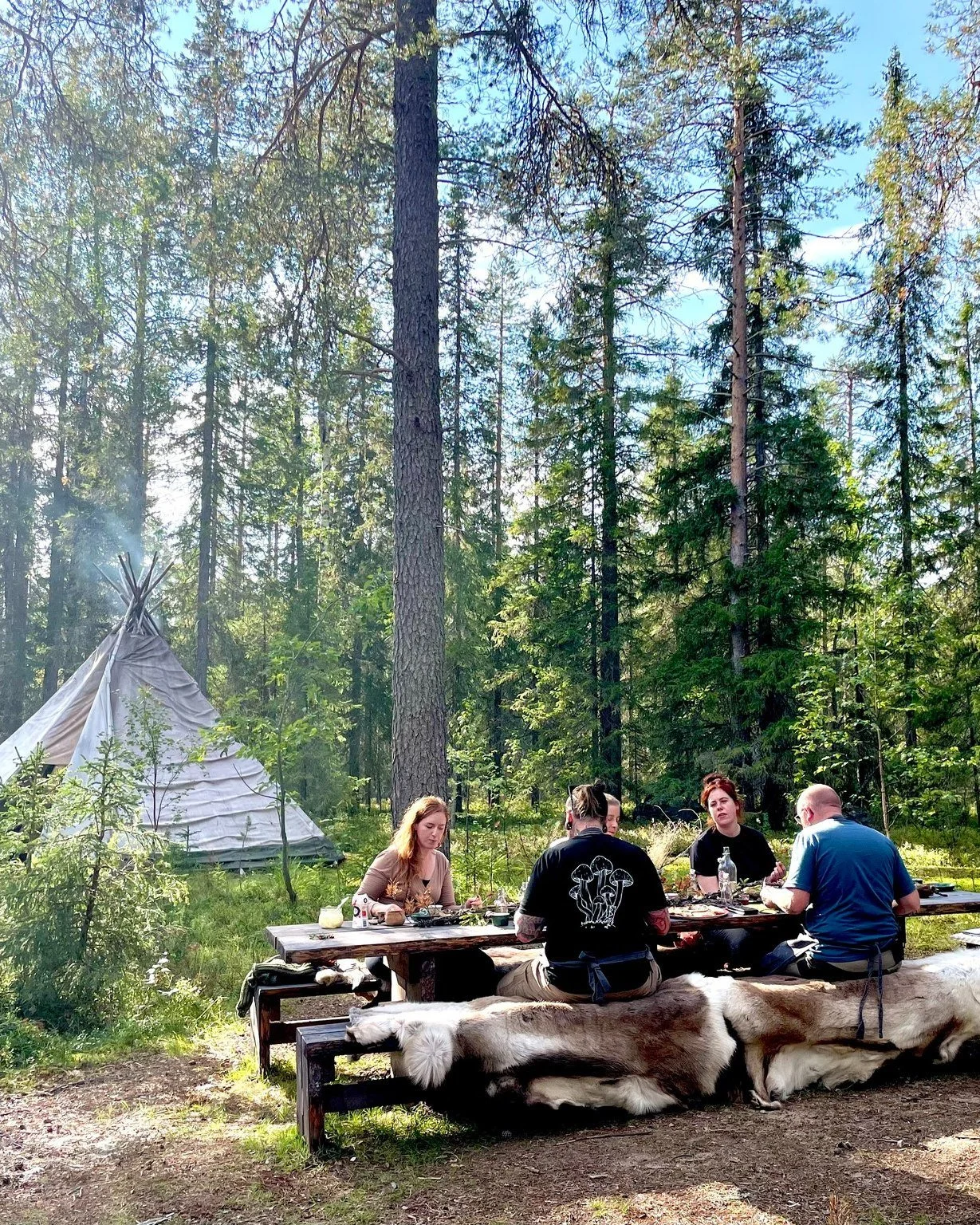 Arctic summer - what is so special about it? ☀️🌿💚

Many people dream of the Arctic winter - but those who visit us in summer often discover something even more unexpected.

Here are a few reasons to visit us during summer in S&aacute;pmi: 

☀️ The 