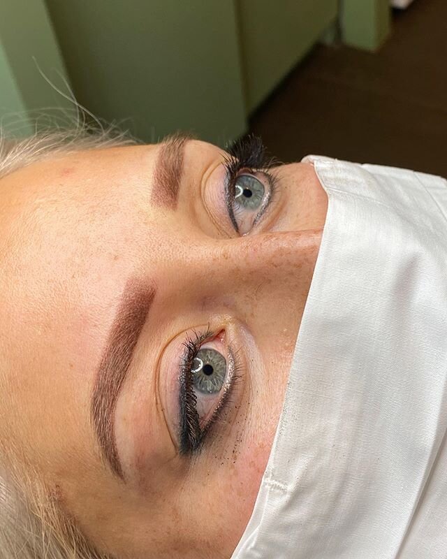 Powderbrows 
Bijwerking van oude pmu (niet door mij gezet)

De houdbaarheid van powderbrows verschilt van persoon tot persoon. Het kan korter zijn wanneer u een zeer vette huid hebt, veel of snel bloedt tijdens de behandeling, een lichte kleur laat t