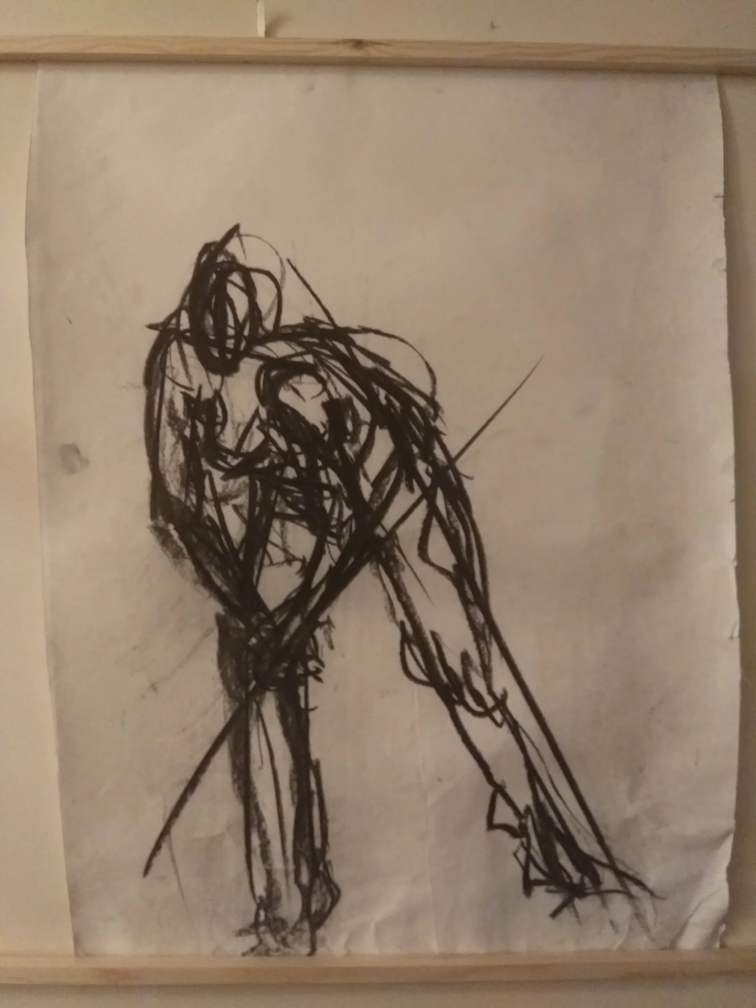 Kvinde læner sig frem