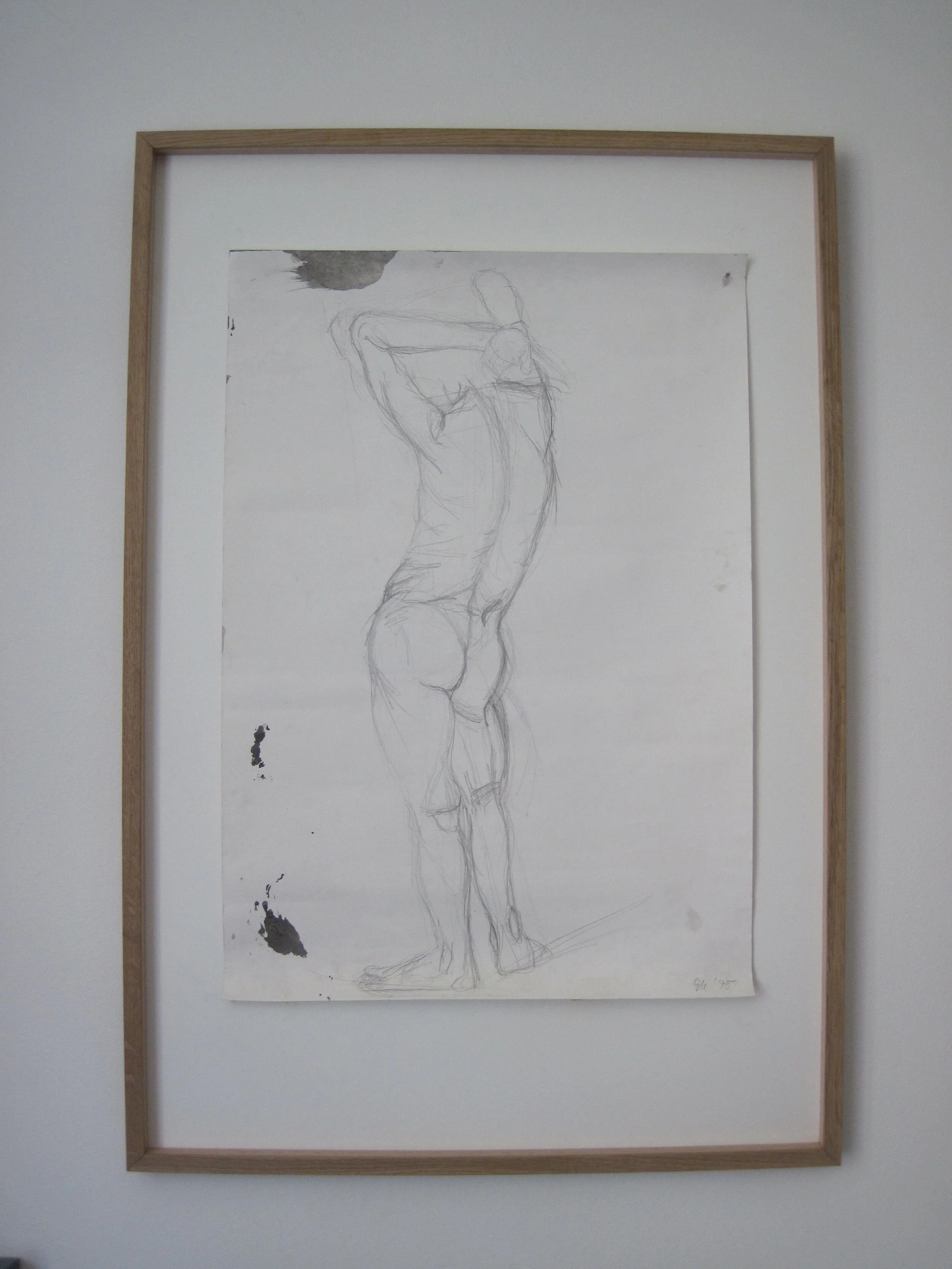 Blyantskitse, mand med ryggen til