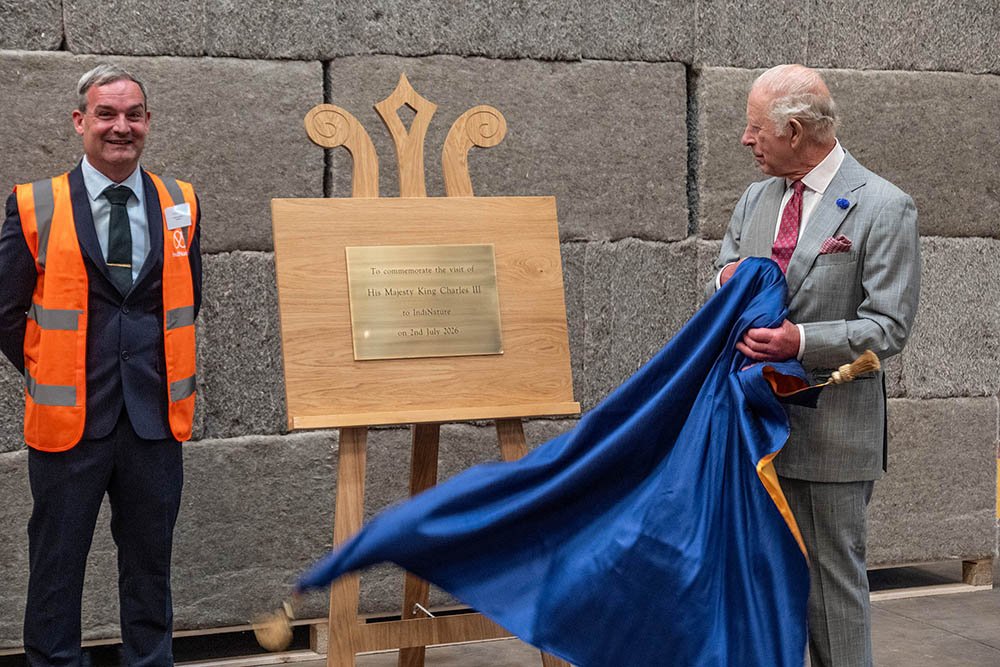 His Majesty The King unveils a commemorative plaque