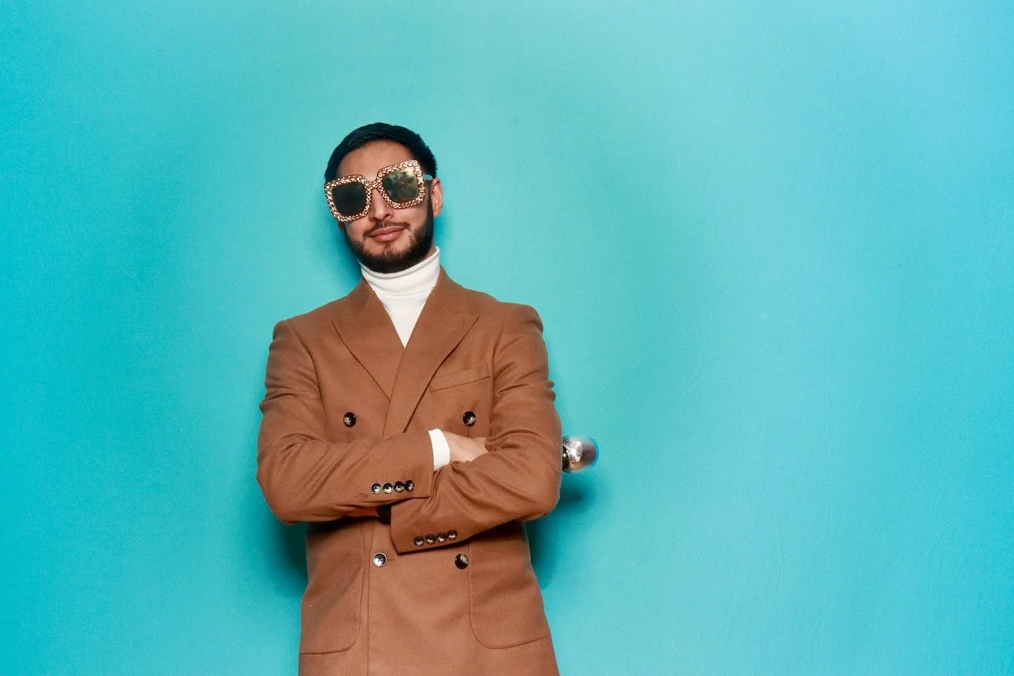 Dripping in Tiffany tones and style&mdash;this colour pop backdrop is pure sophistication. And the guy? Effortlessly cool. A match made in photo booth heaven.💟
