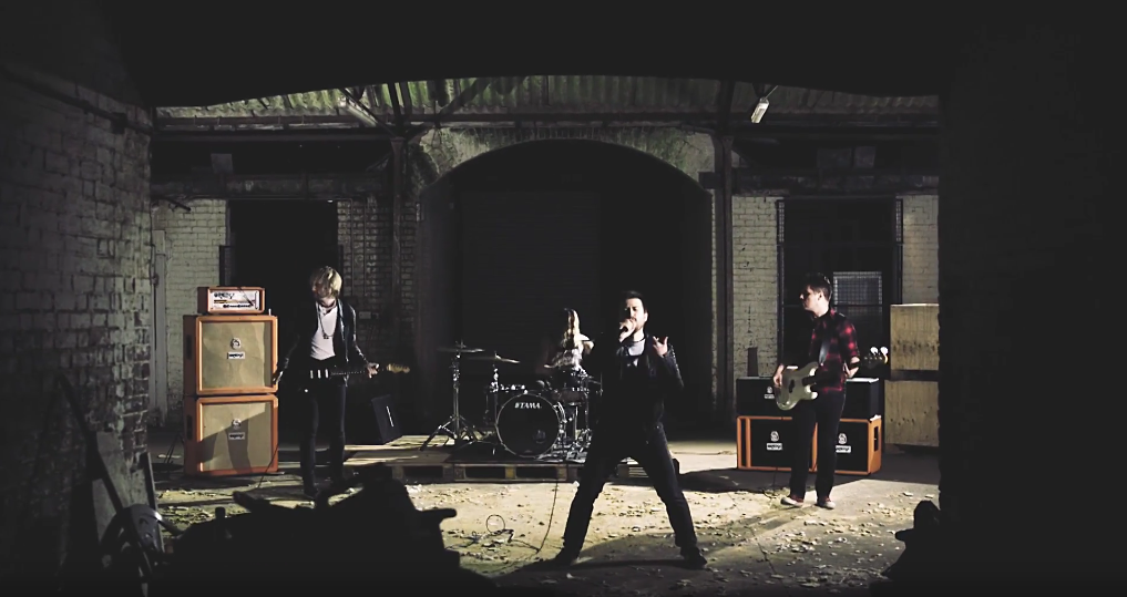 For this music video with 325productionsUK a 2.5K HMI gelled to tungsten was used behind the band to provide a powerful key light. Without any diffusion and positioning the band away from the light the result was long, well defined shadows which - a…