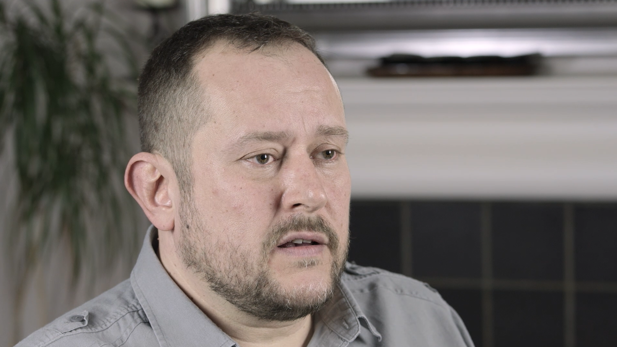 2 fluorescent bulbs with soft boxes on either side of our subject complemented by a kicker on the background has resulted in a very evenly lit image here.