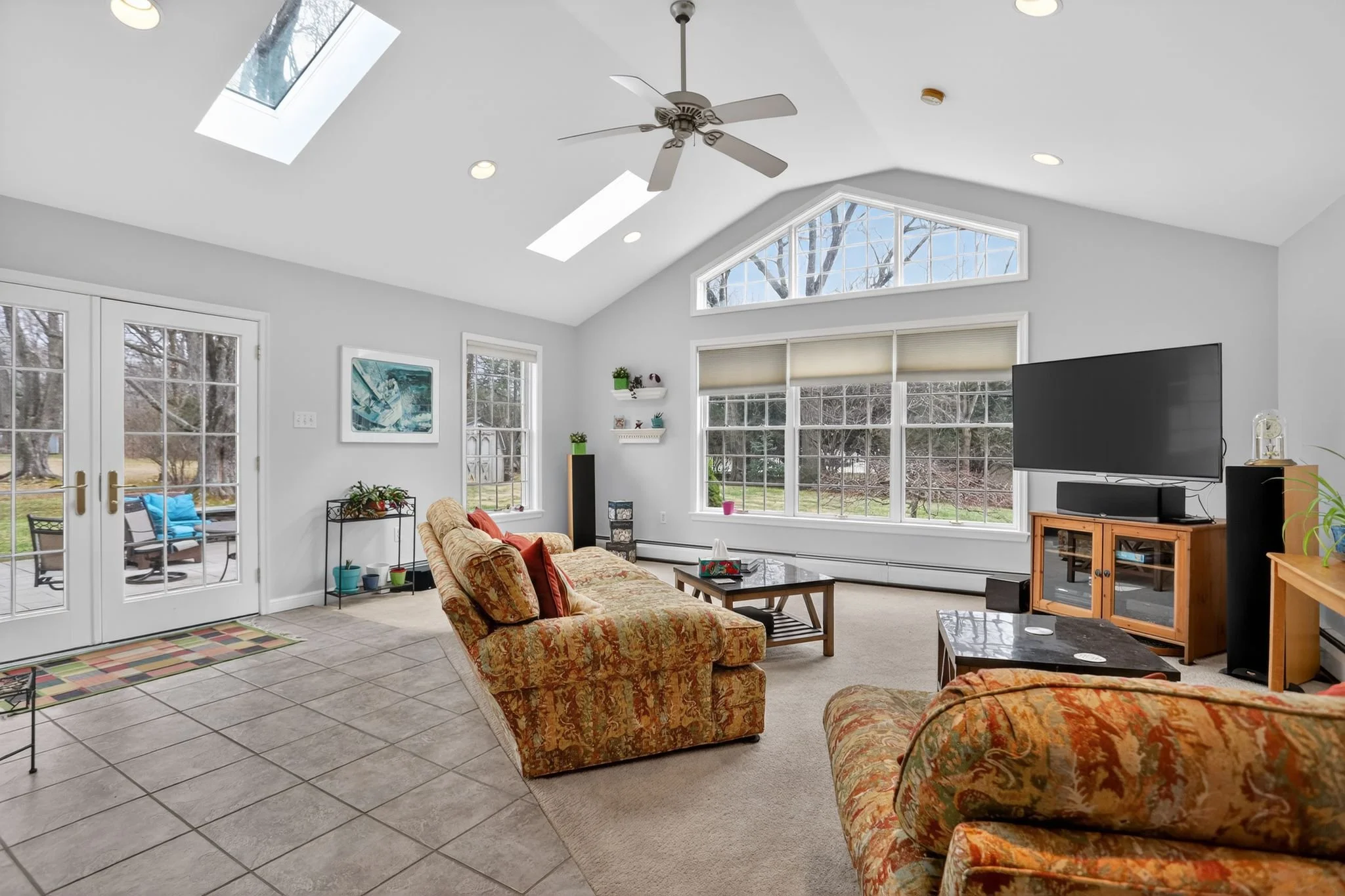 14_908_Judie_Ln_Ambler_PA_19002-Living_room-IMG_8704.jpg