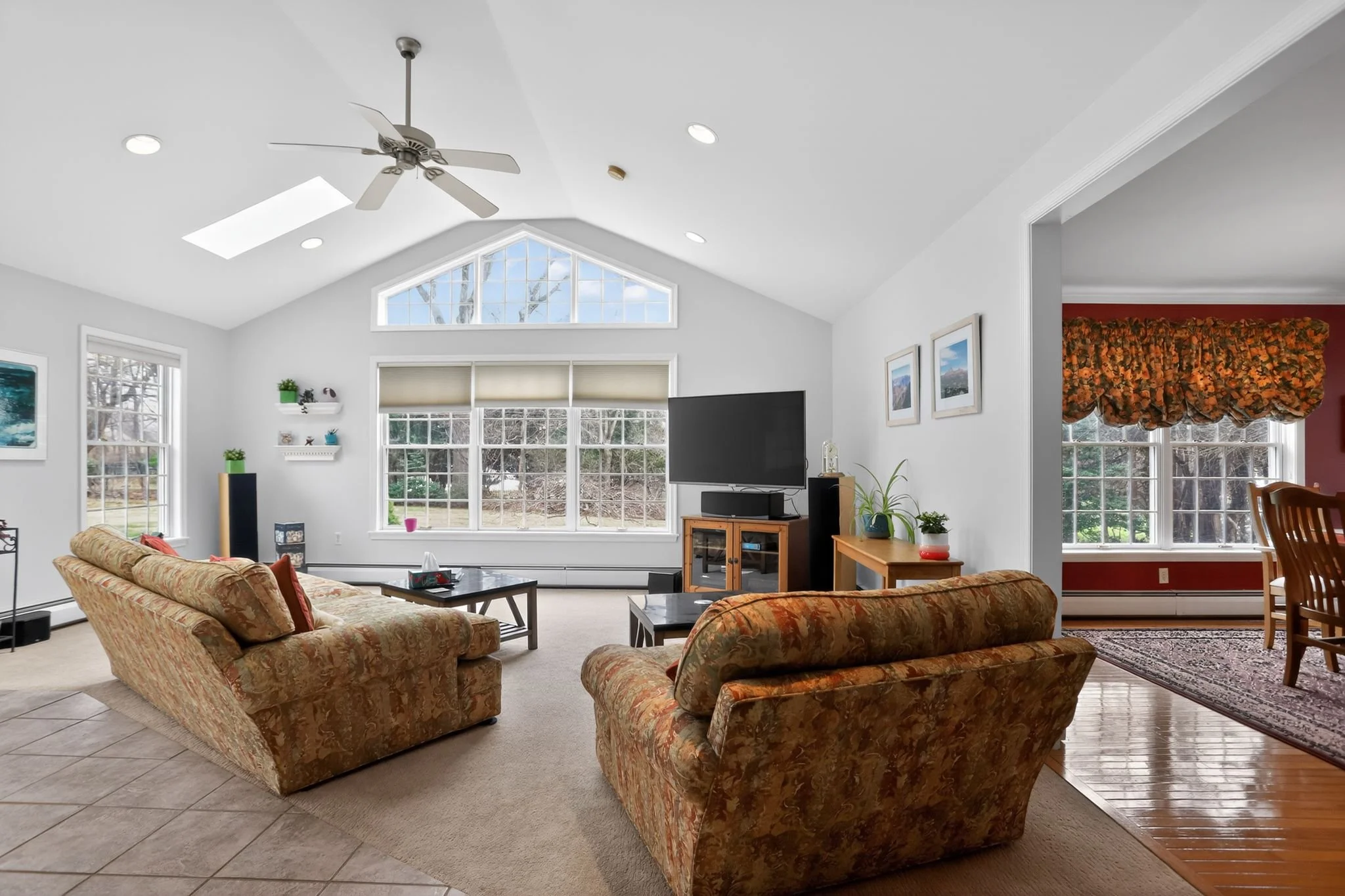 16_908_Judie_Ln_Ambler_PA_19002-Living_room-IMG_8719.jpg