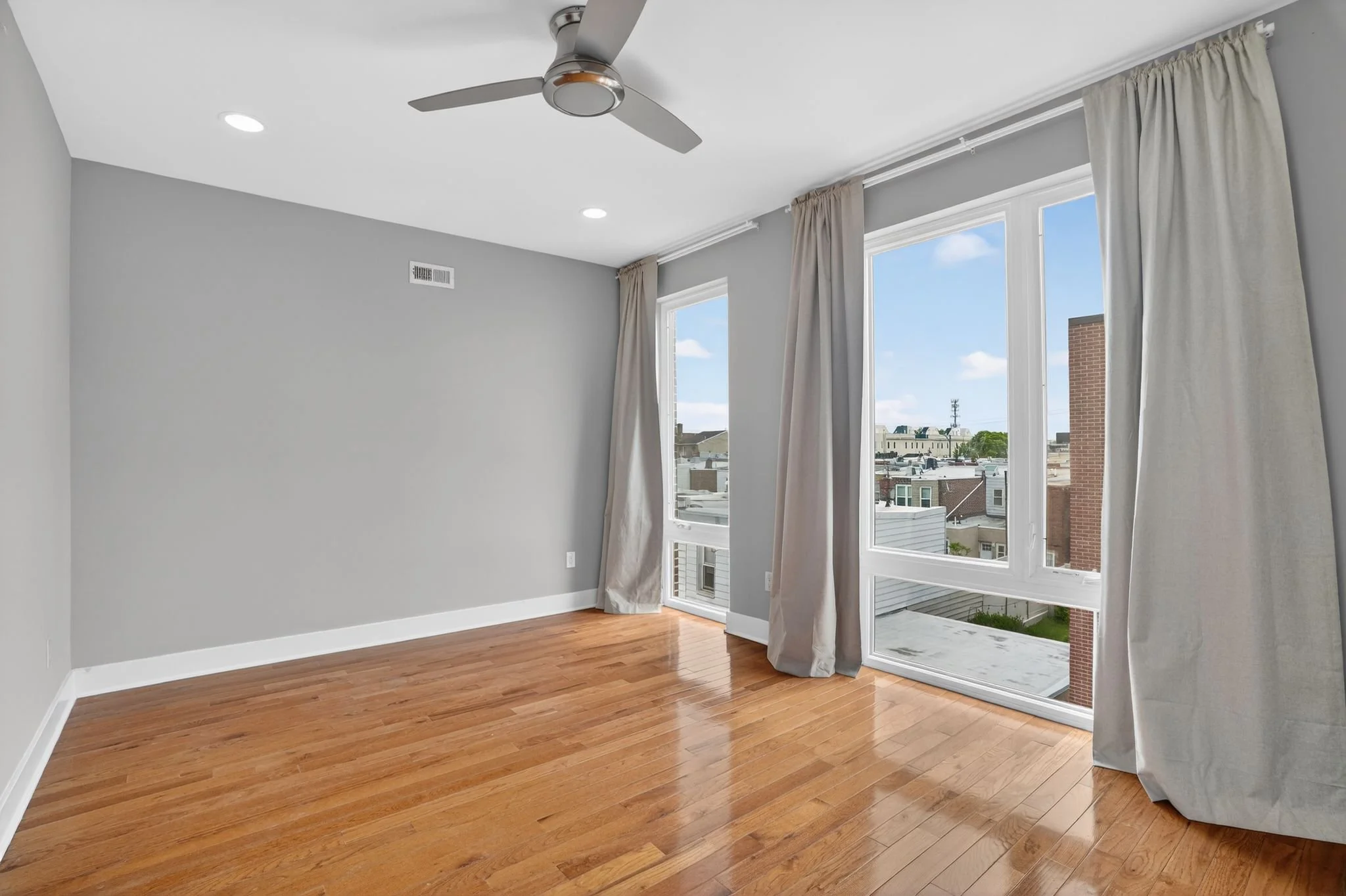 10_2822_Livingston_St_Philadelphia_PA_19134-Living_room-CR107139.jpg