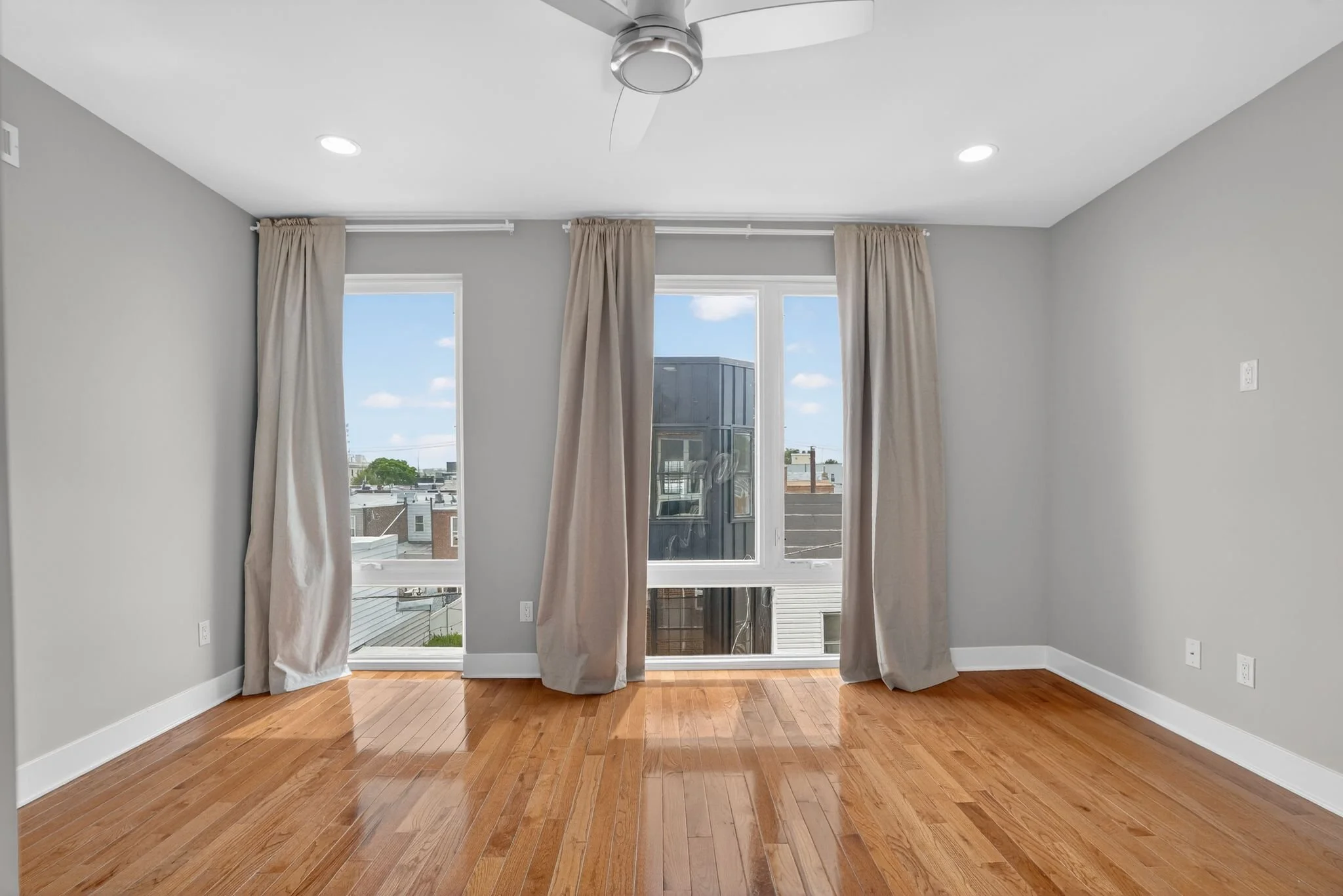 11_2822_Livingston_St_Philadelphia_PA_19134-Living_room-CR107149.jpg