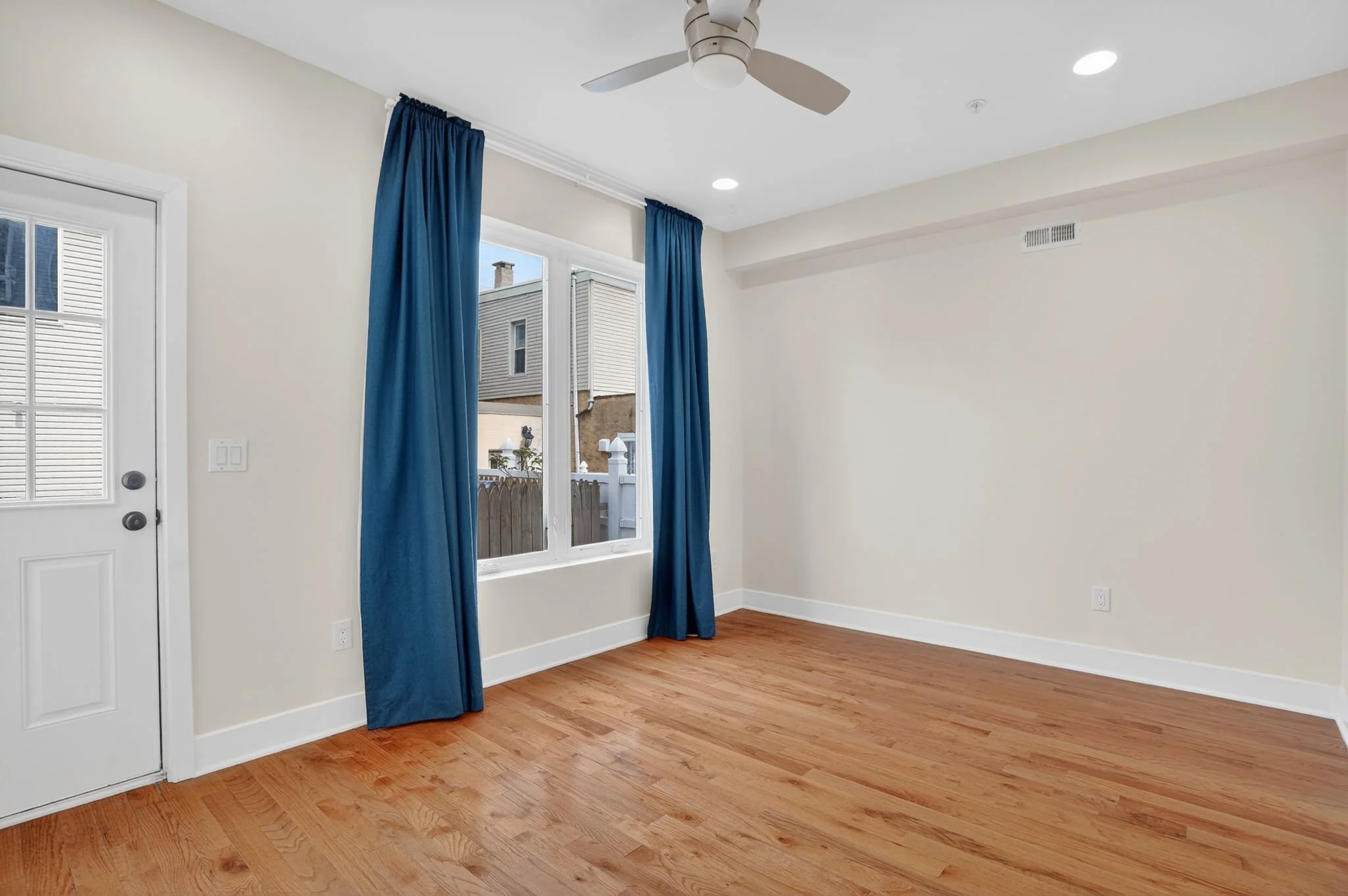 12_2822_Livingston_St_Philadelphia_PA_19134-Living_room-CR107084.jpg