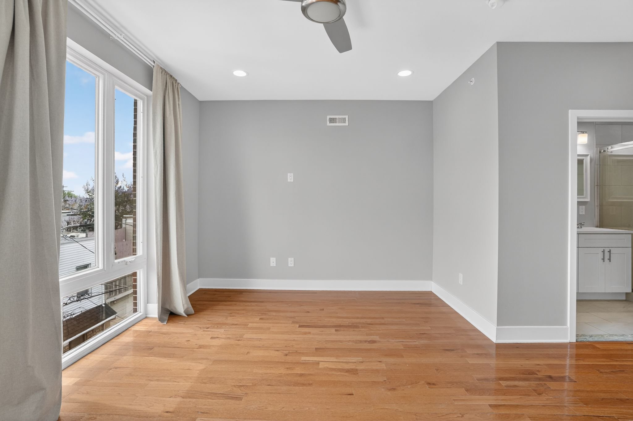 13_2822_Livingston_St_Philadelphia_PA_19134-Living_room-CR107145.jpg