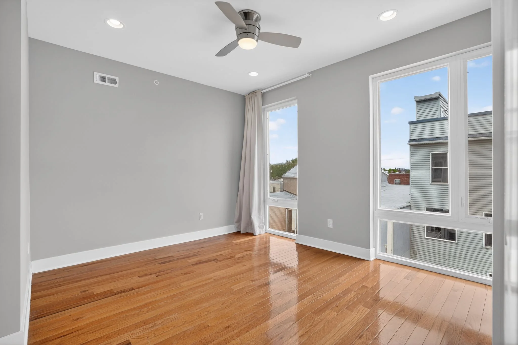 14_2822_Livingston_St_Philadelphia_PA_19134-Living_room-CR107121.jpg