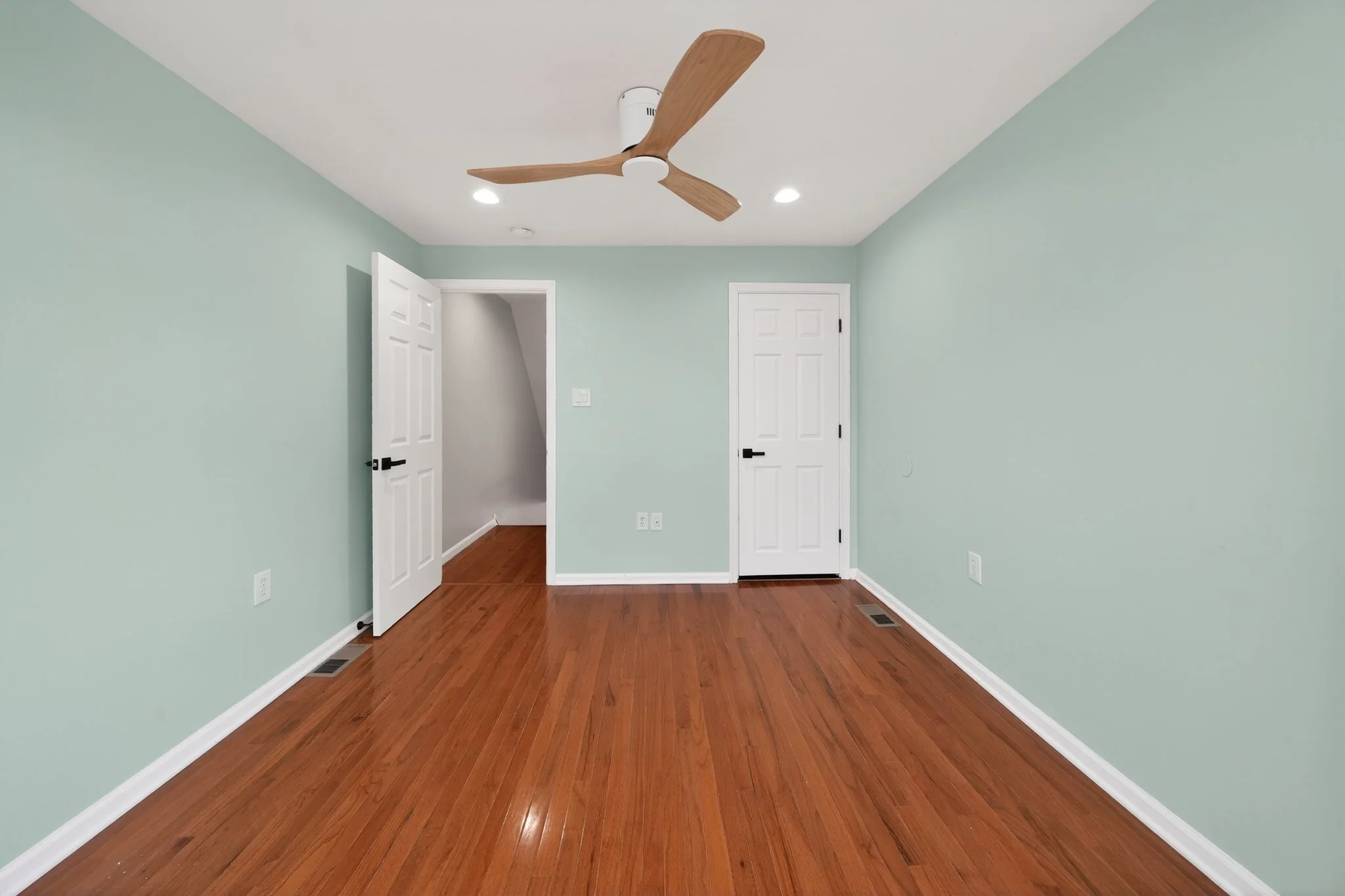 26_2448_Amber_St-Bedroom-7575.jpg