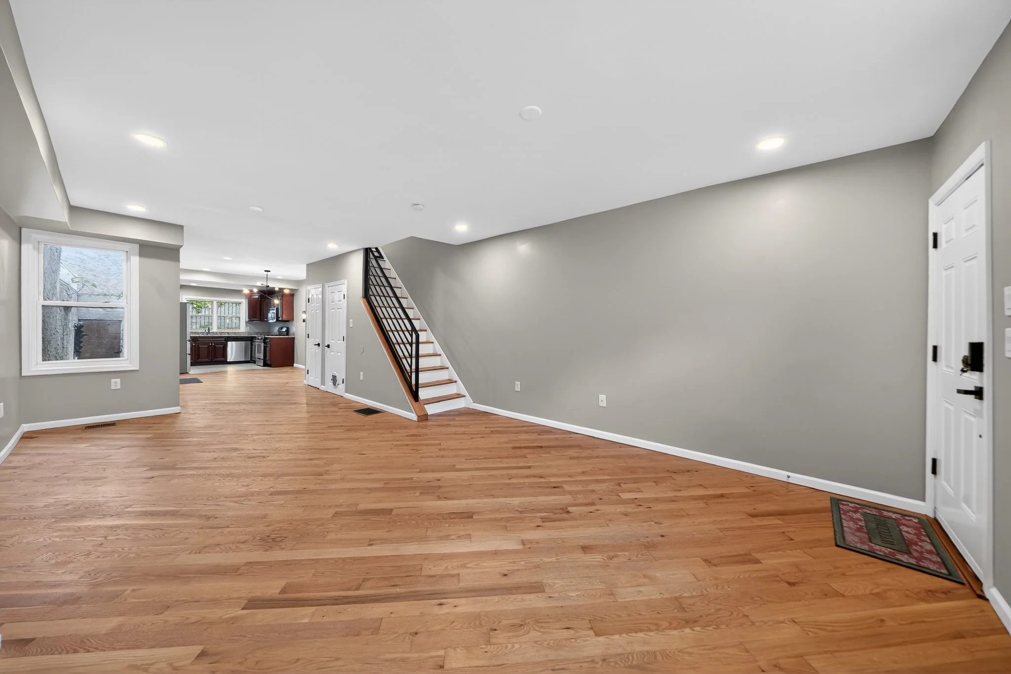 16_2448_Amber_St-Living_room-7559.jpg