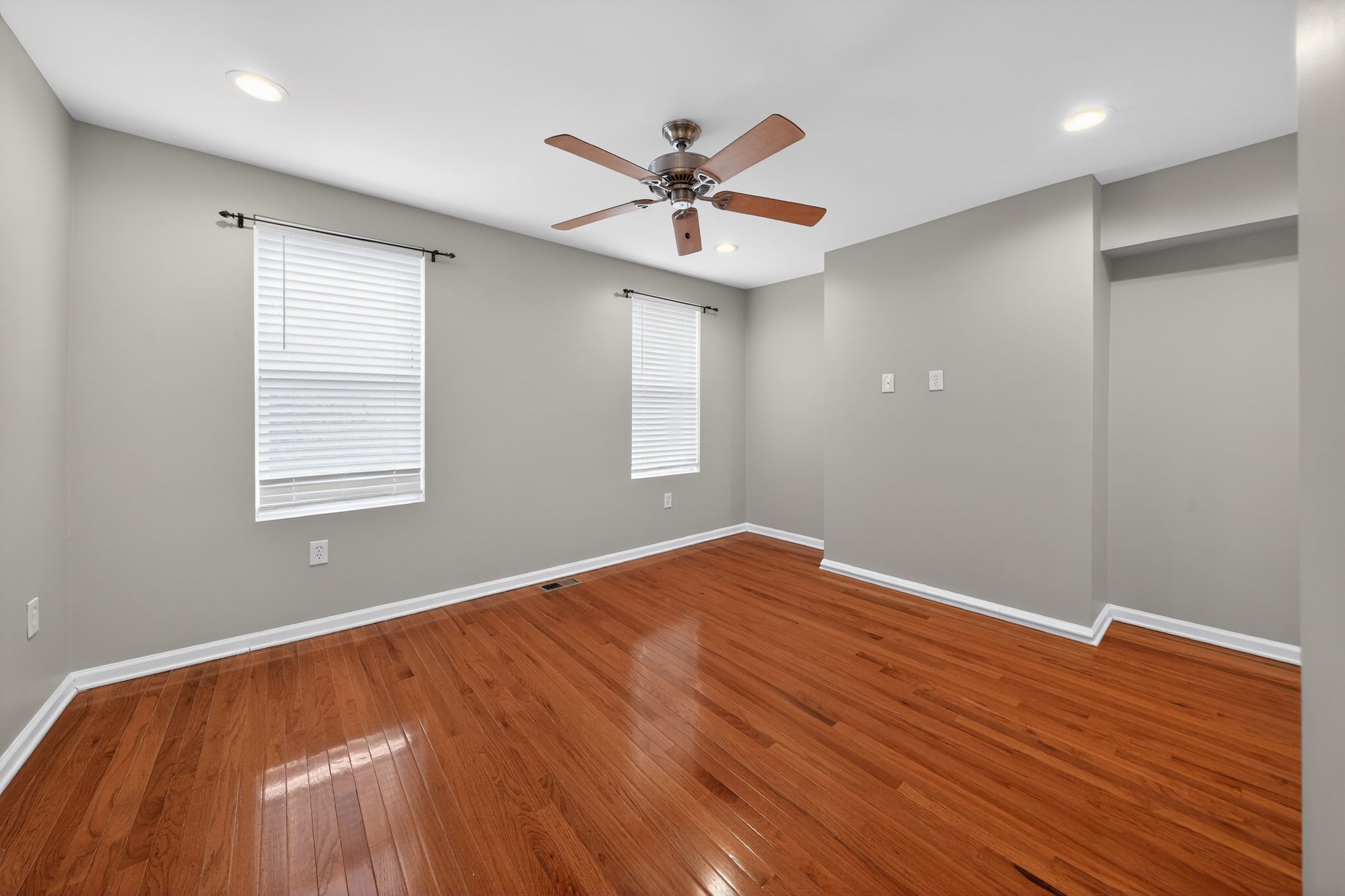 17_2448_Amber_St-Living_room-7578.jpg