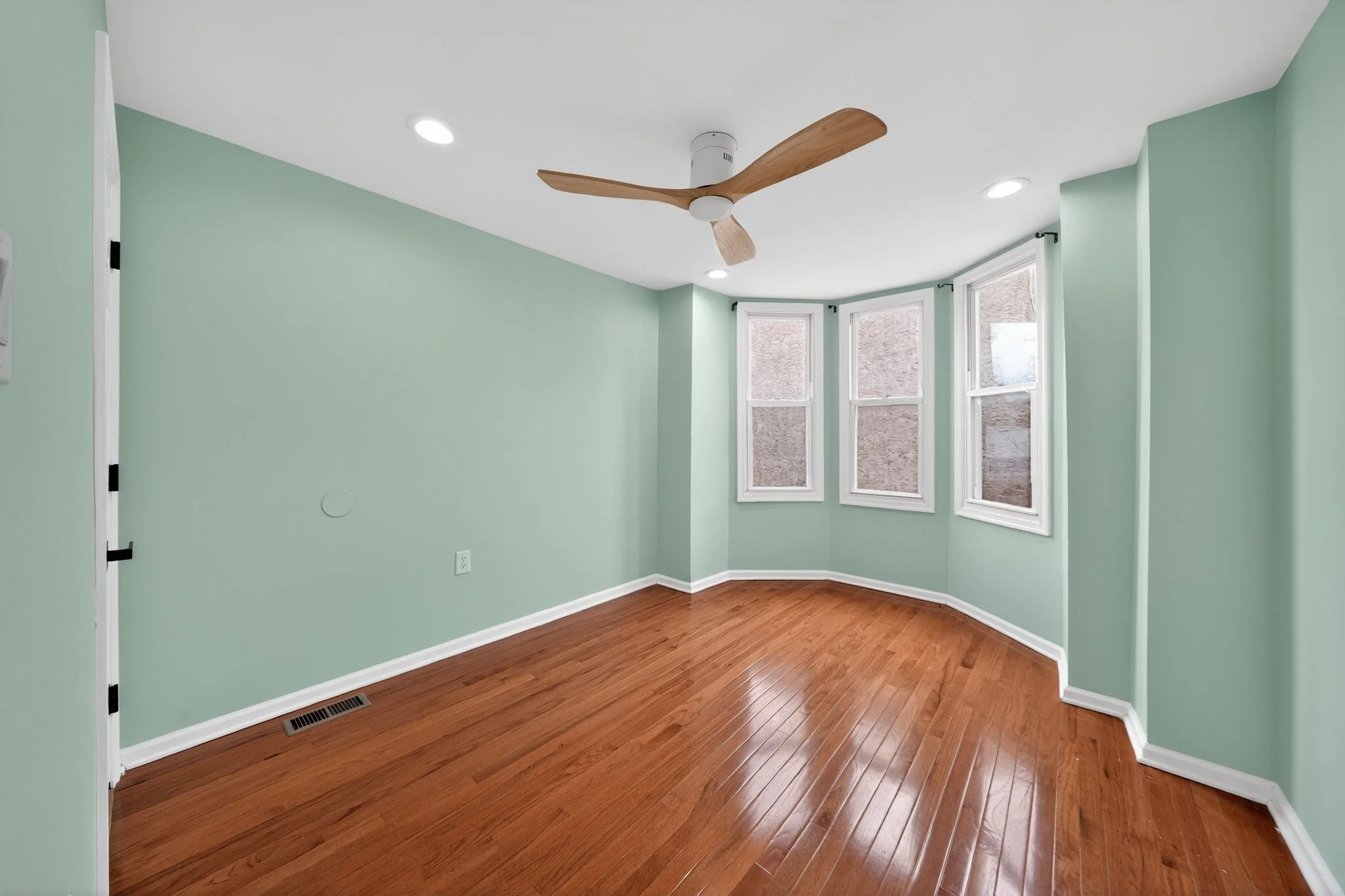 18_2448_Amber_St-Living_room-7574.jpg