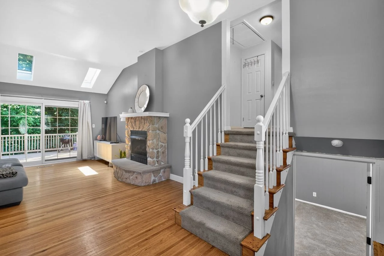 09_103_Kenwood_Dr-Living_room-0006.jpg