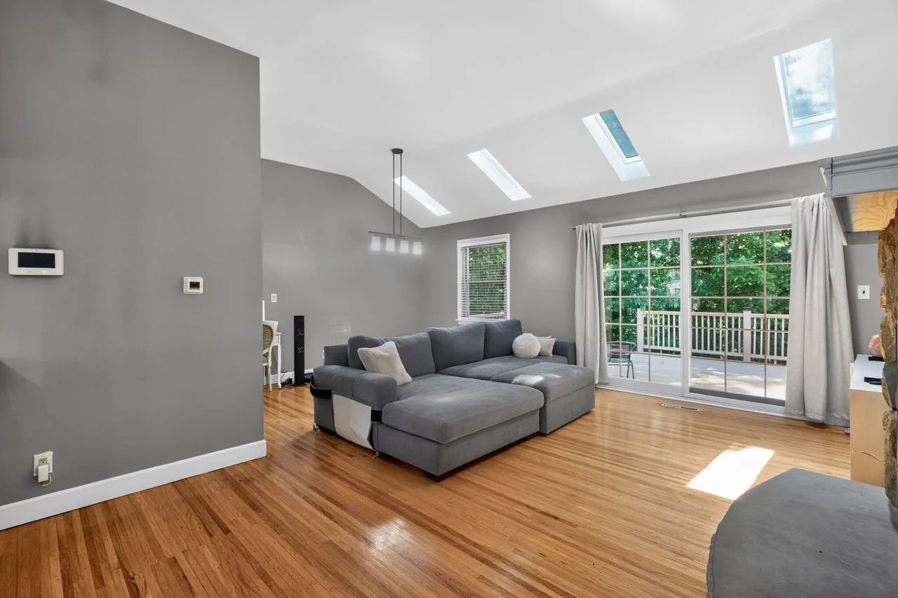 10_103_Kenwood_Dr-Living_room-0016.jpg