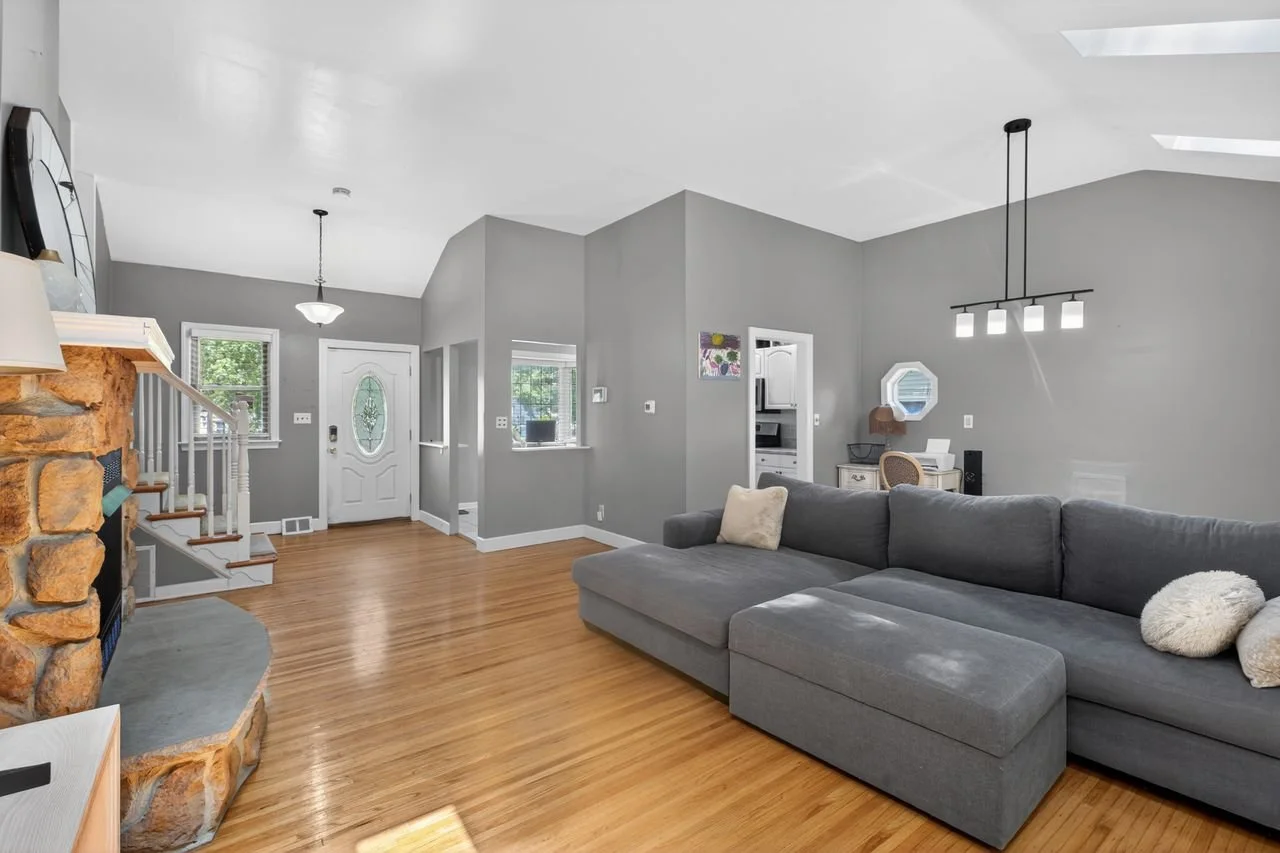 11_103_Kenwood_Dr-Living_room-0024.jpg