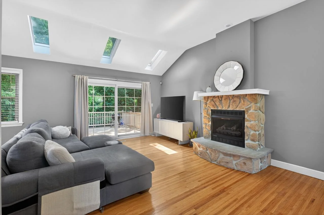 12_103_Kenwood_Dr-Living_room-0014.jpg