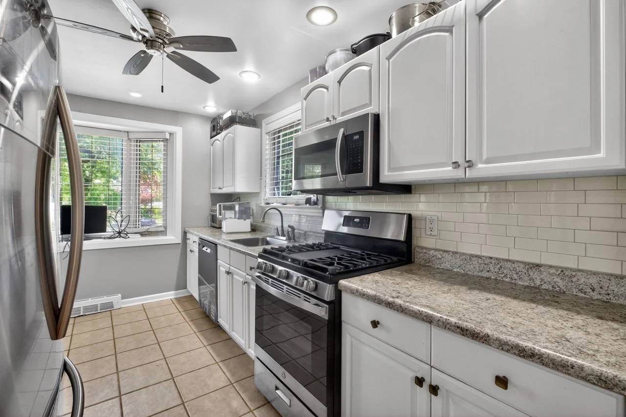 13_103_Kenwood_Dr-Kitchen-0041.jpg