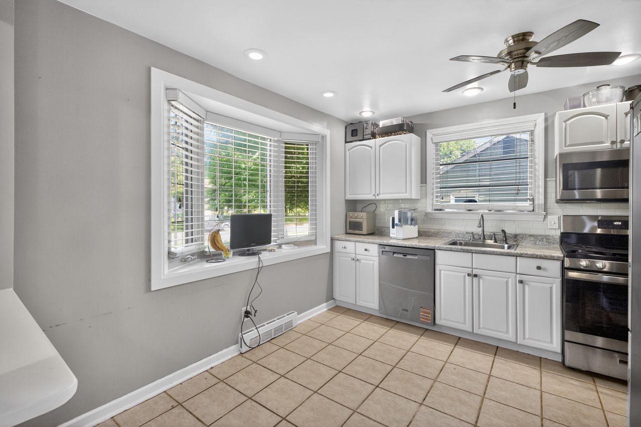 14_103_Kenwood_Dr-Kitchen-0026.jpg