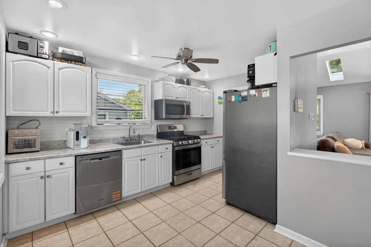 15_103_Kenwood_Dr-Kitchen-0034.jpg