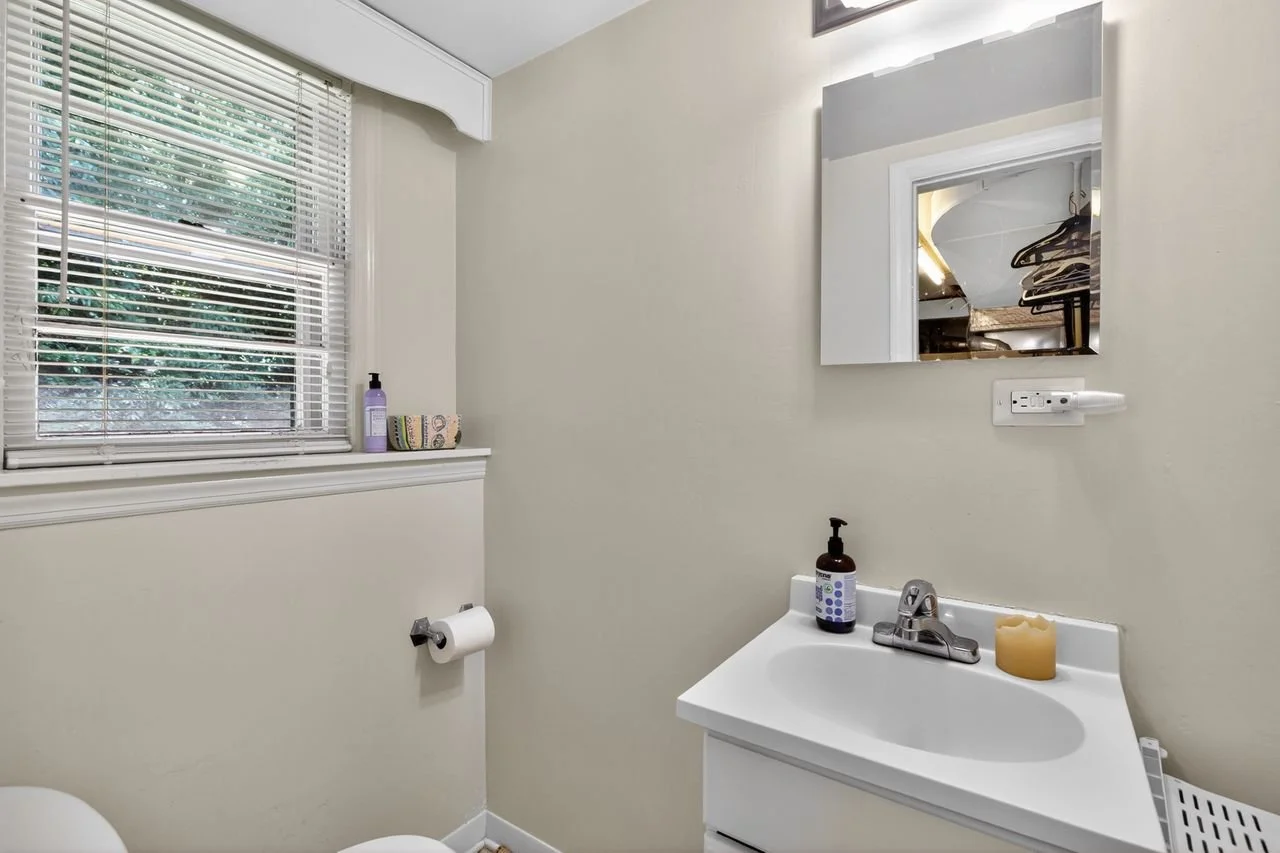 25_103_Kenwood_Dr-Bathroom-0126.jpg