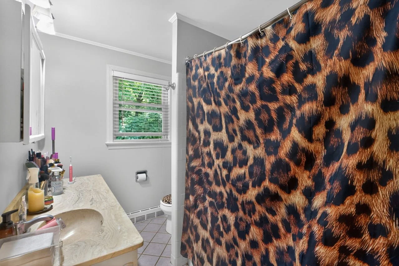 26_103_Kenwood_Dr-Bathroom-0051.jpg