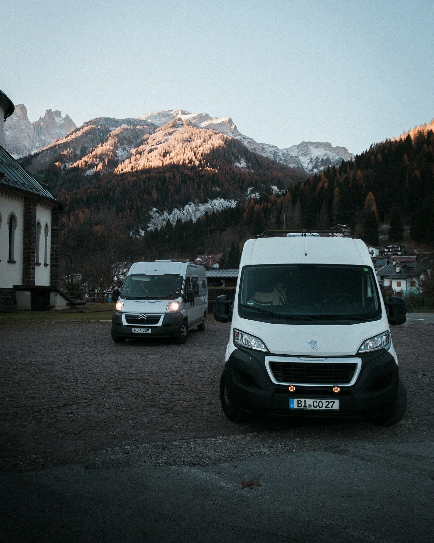 It's been some incredible days. We are slowly settling into winter vanlife. The diesel heaters are running more often and longer, mulled wine and winter cozy food, the first icy roads are behind us. Loving it 🤍
__________
#wintervanlife #vanlife #ro