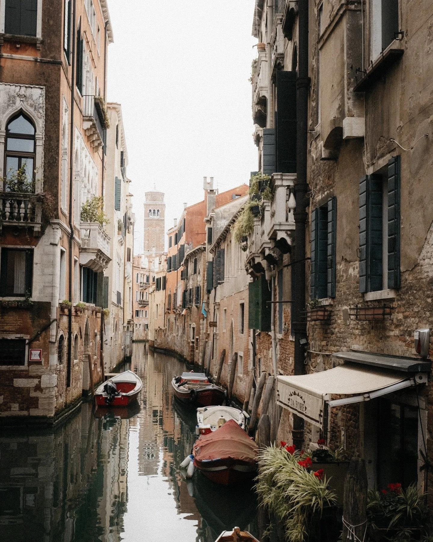 Canals of Venice 
#filmphoto #kodak400 #venezia
