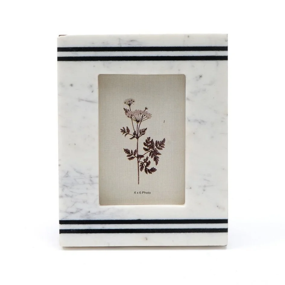 Μαρμάρινη κορνίζα με μαύρες γραμμές