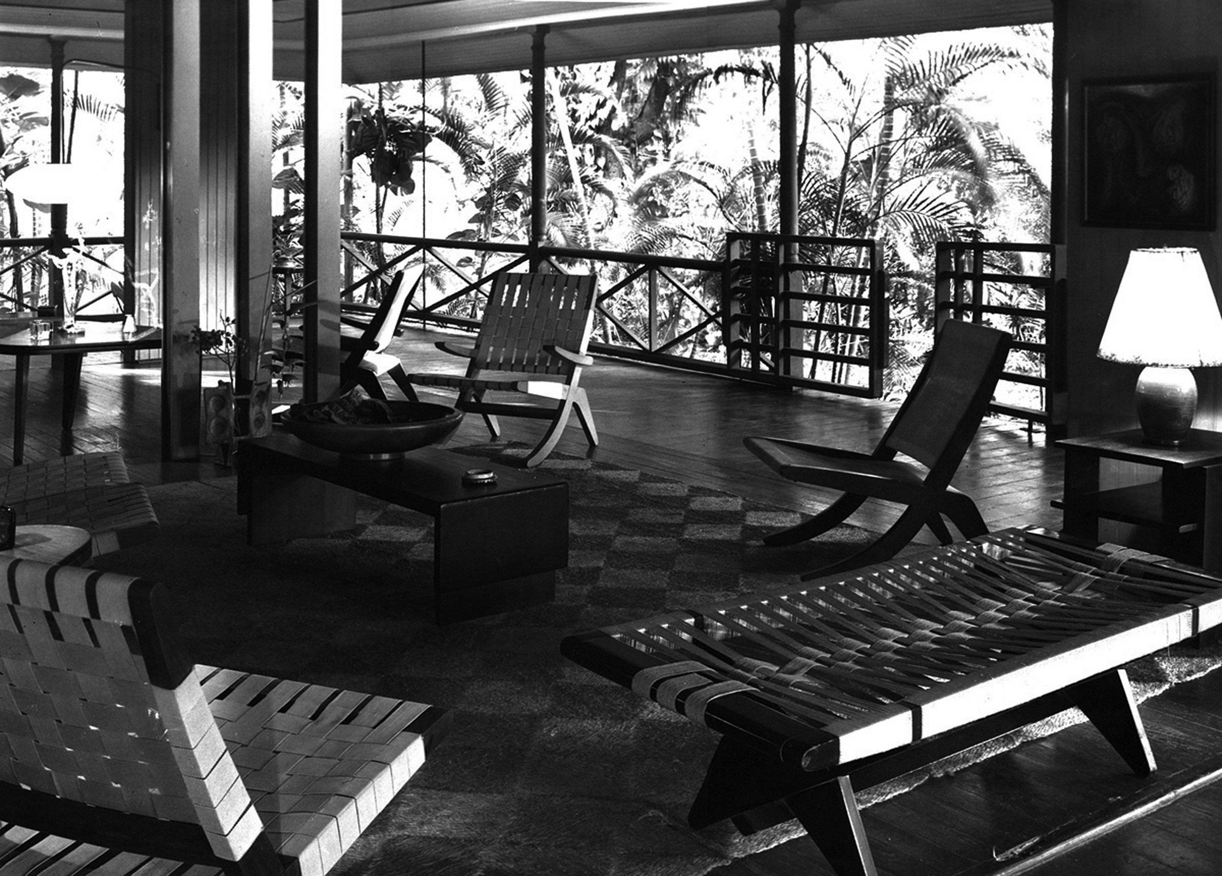  El salón con sillas y alfombra diseñadas por Klumb. © AACUPR - Archivo Arquitectura y Construcción Universidad de Puerto Rico. 